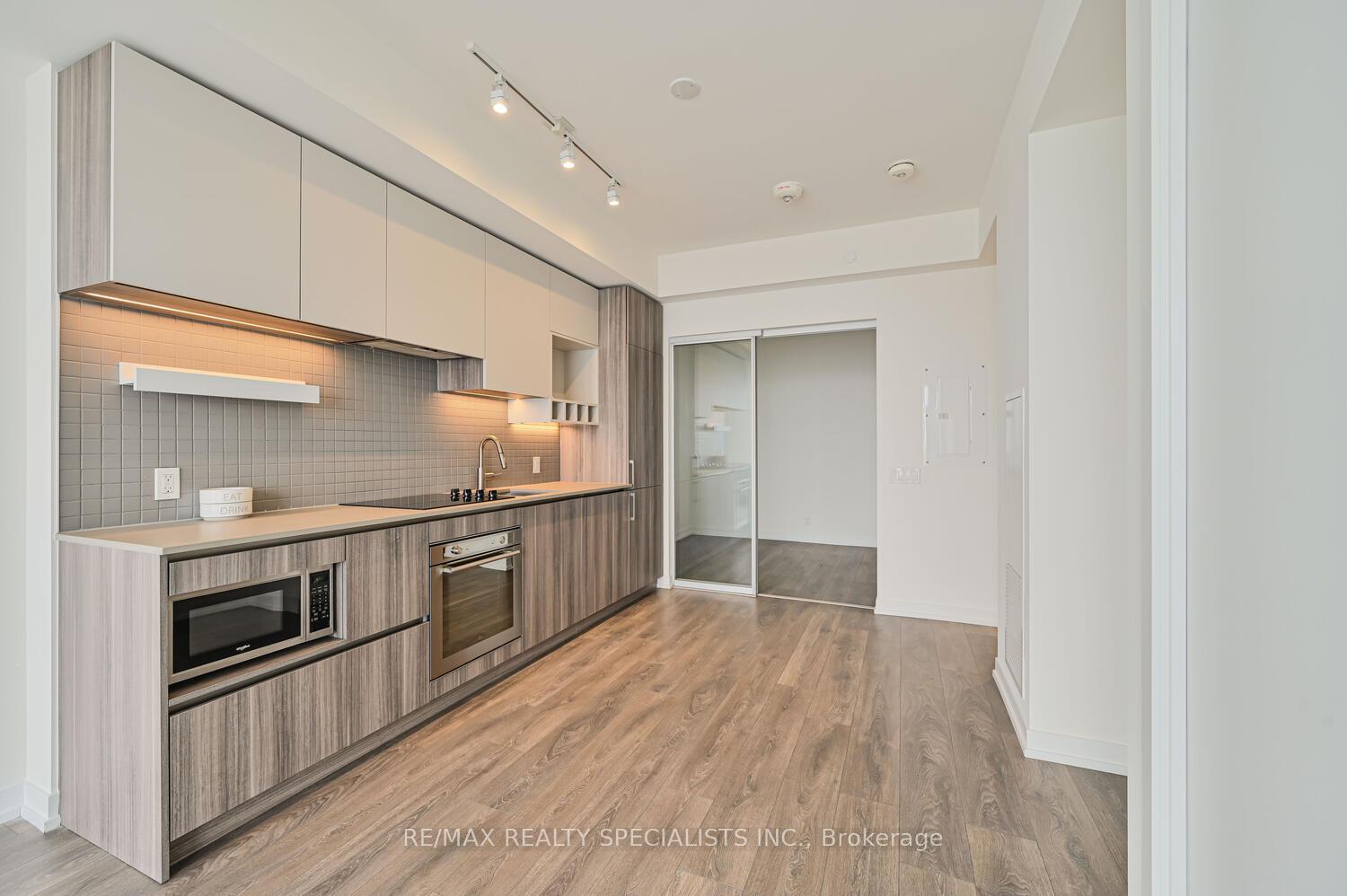 2 Bedrooms Condo at 5 BUTTERMILL, Vaughan For sale