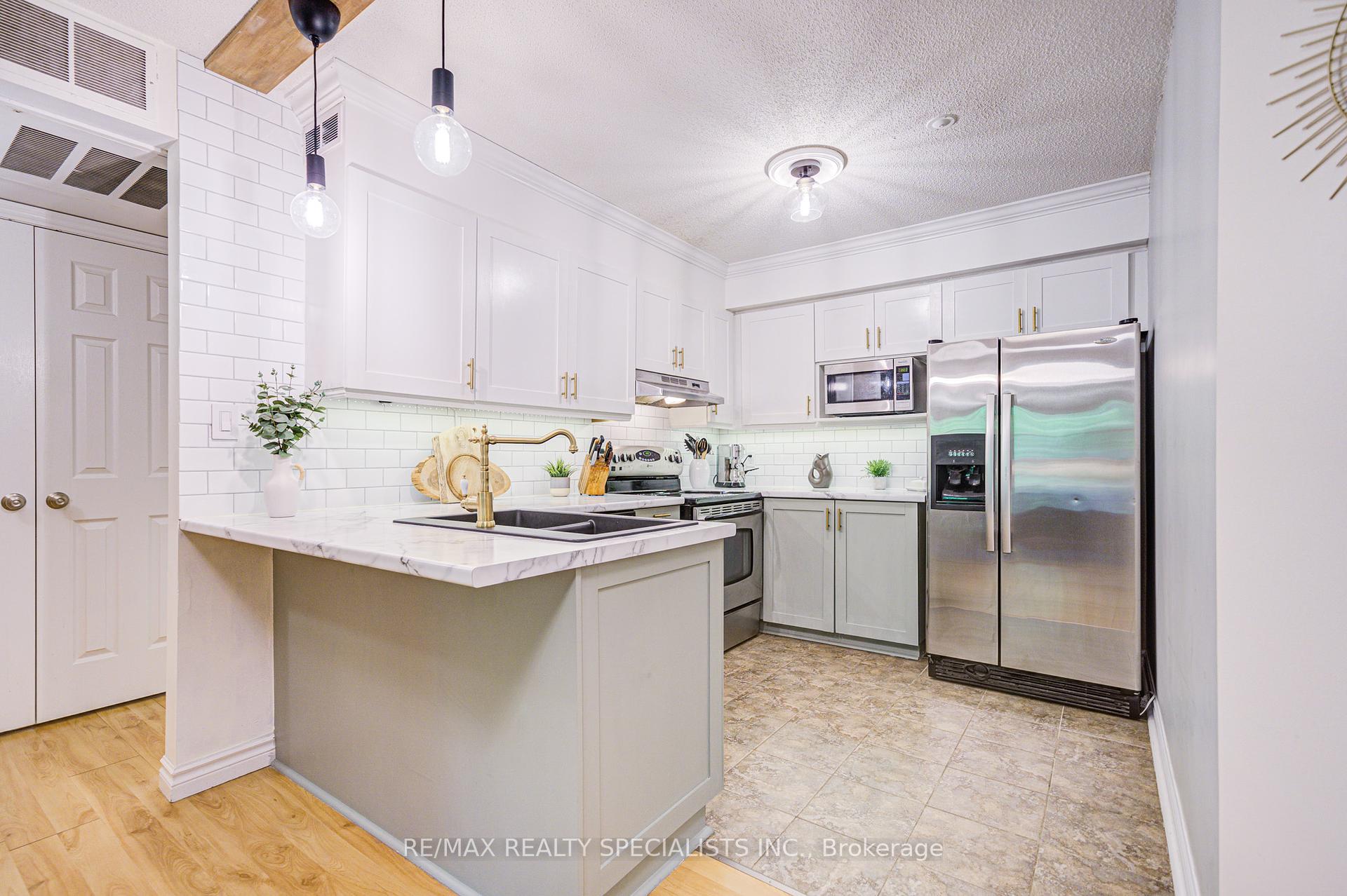 2 Bedrooms Condo at 2030 Cleaver, Burlington For sale