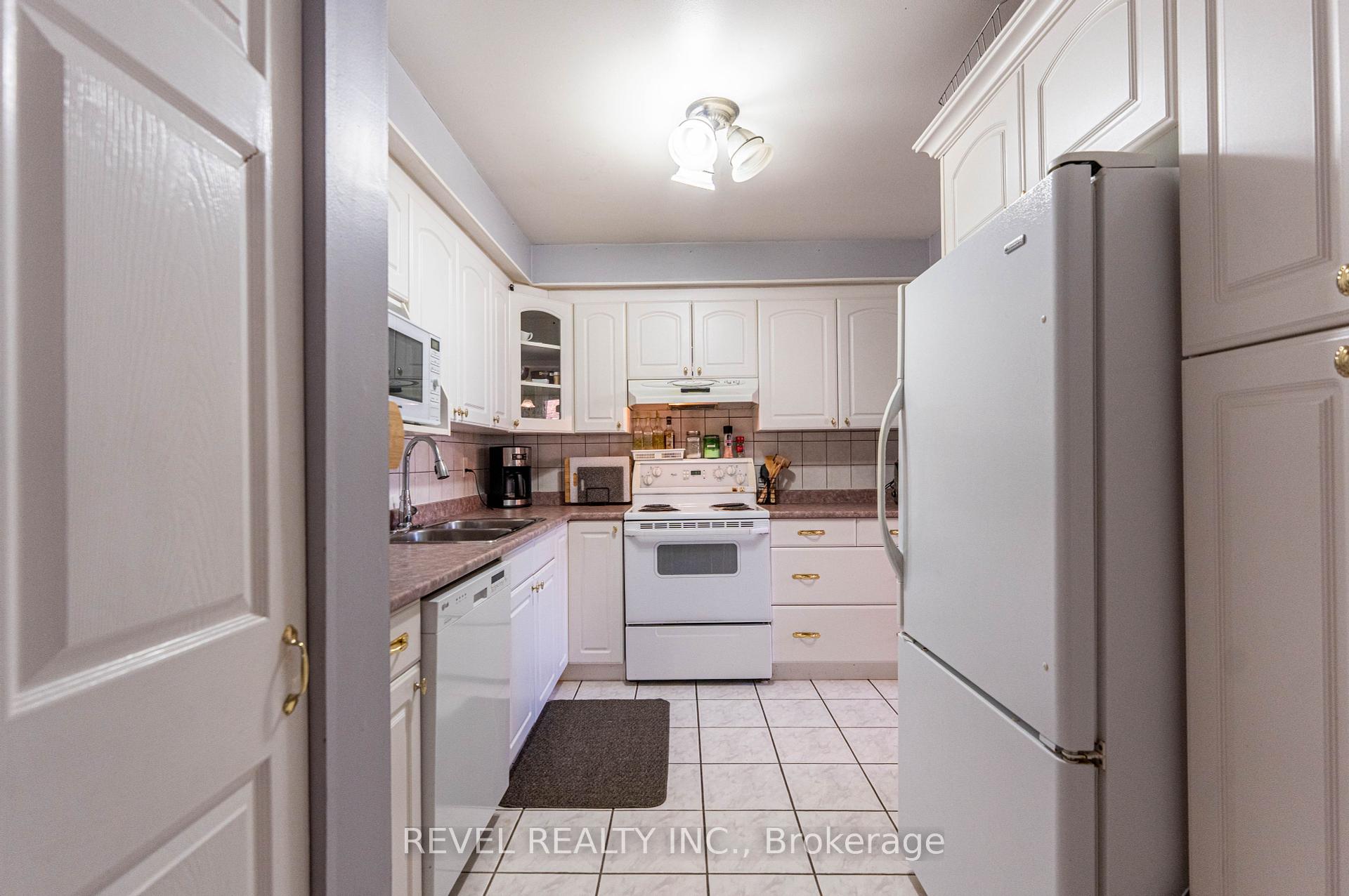 3 Bedrooms Condo at 25 Redbury,  Hamilton For sale