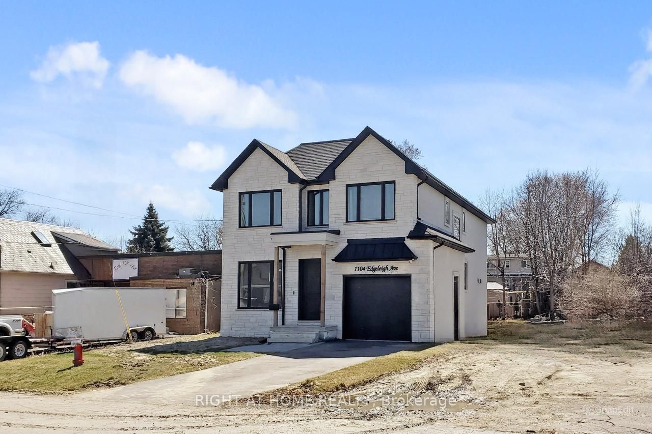 1104 Edgeleigh Avenue, Mississauga, ON L5E 2G3