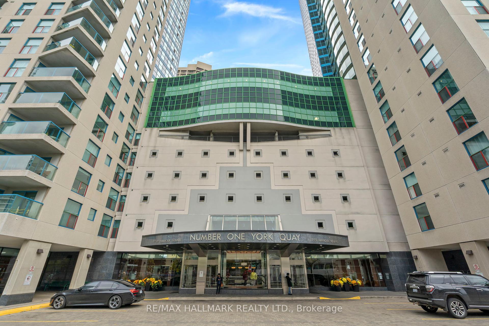 2 Bedrooms Condo at 77 Harbour, Toronto For sale