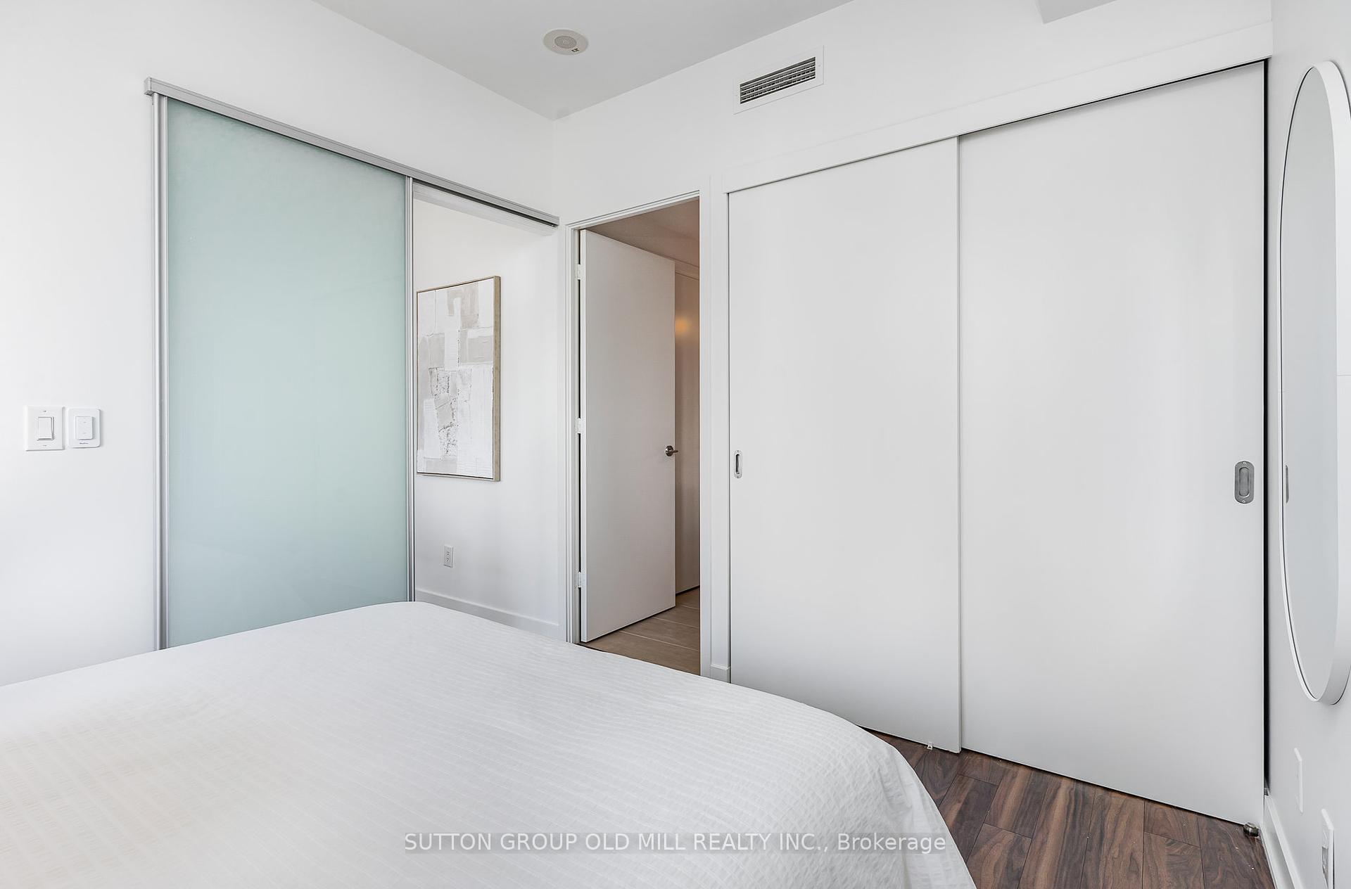 2 Bedrooms Condo at 110 Charles, Toronto For sale