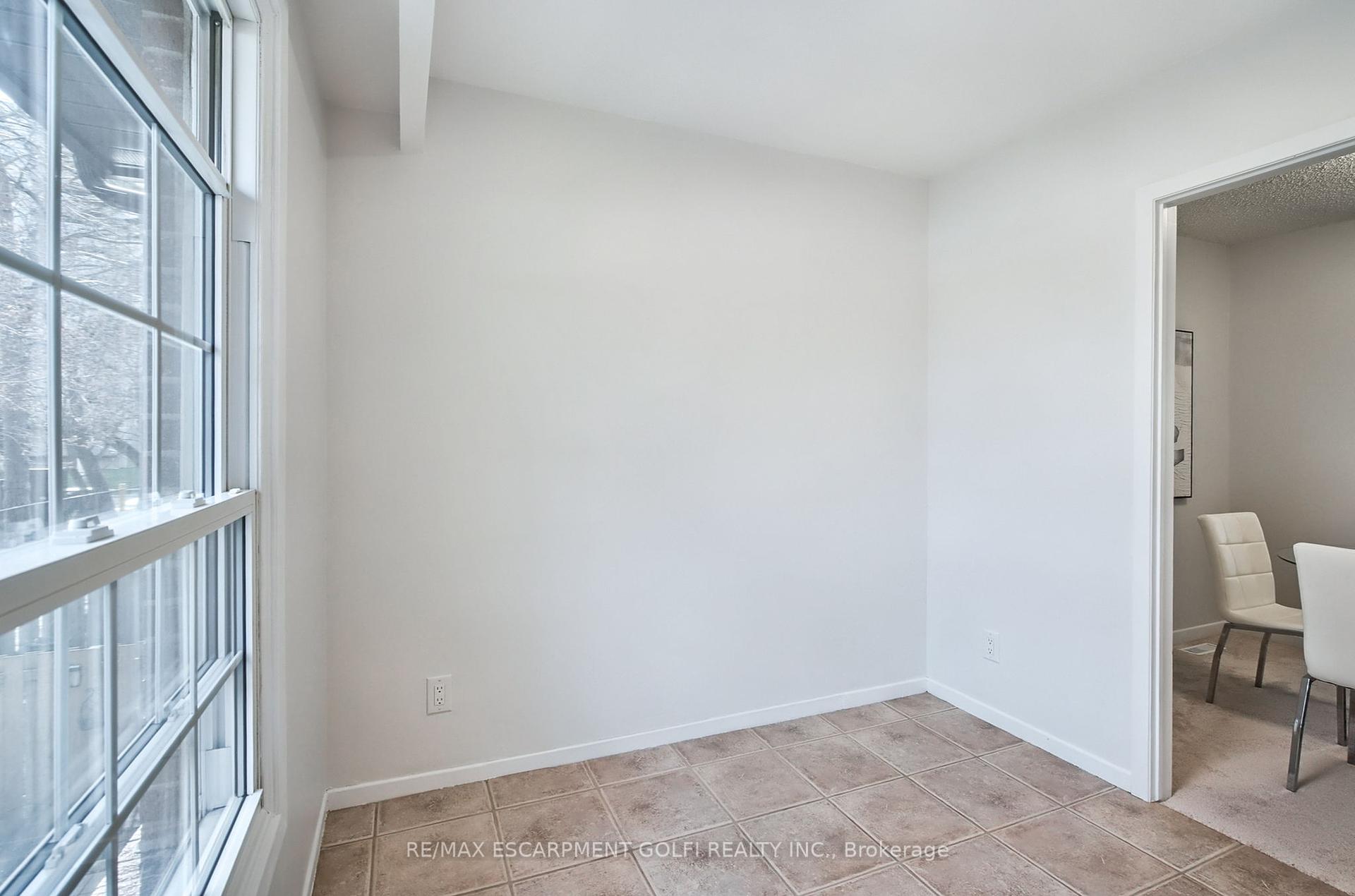 4 Bedrooms Condo at 3041 Glencrest,  Burlington For sale