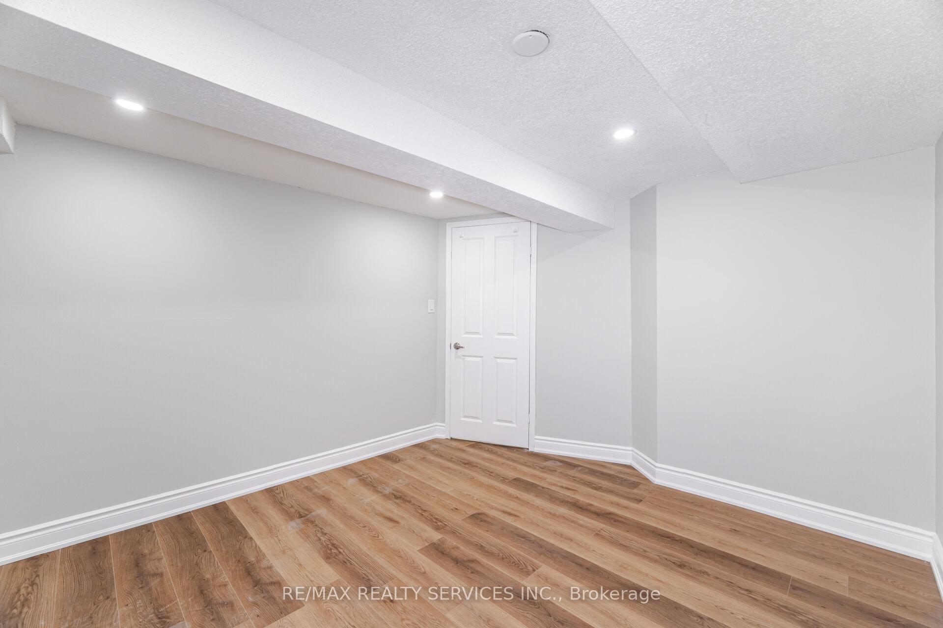 5 Bedrooms Condo at 3525 Brandon Gate, Mississauga For sale