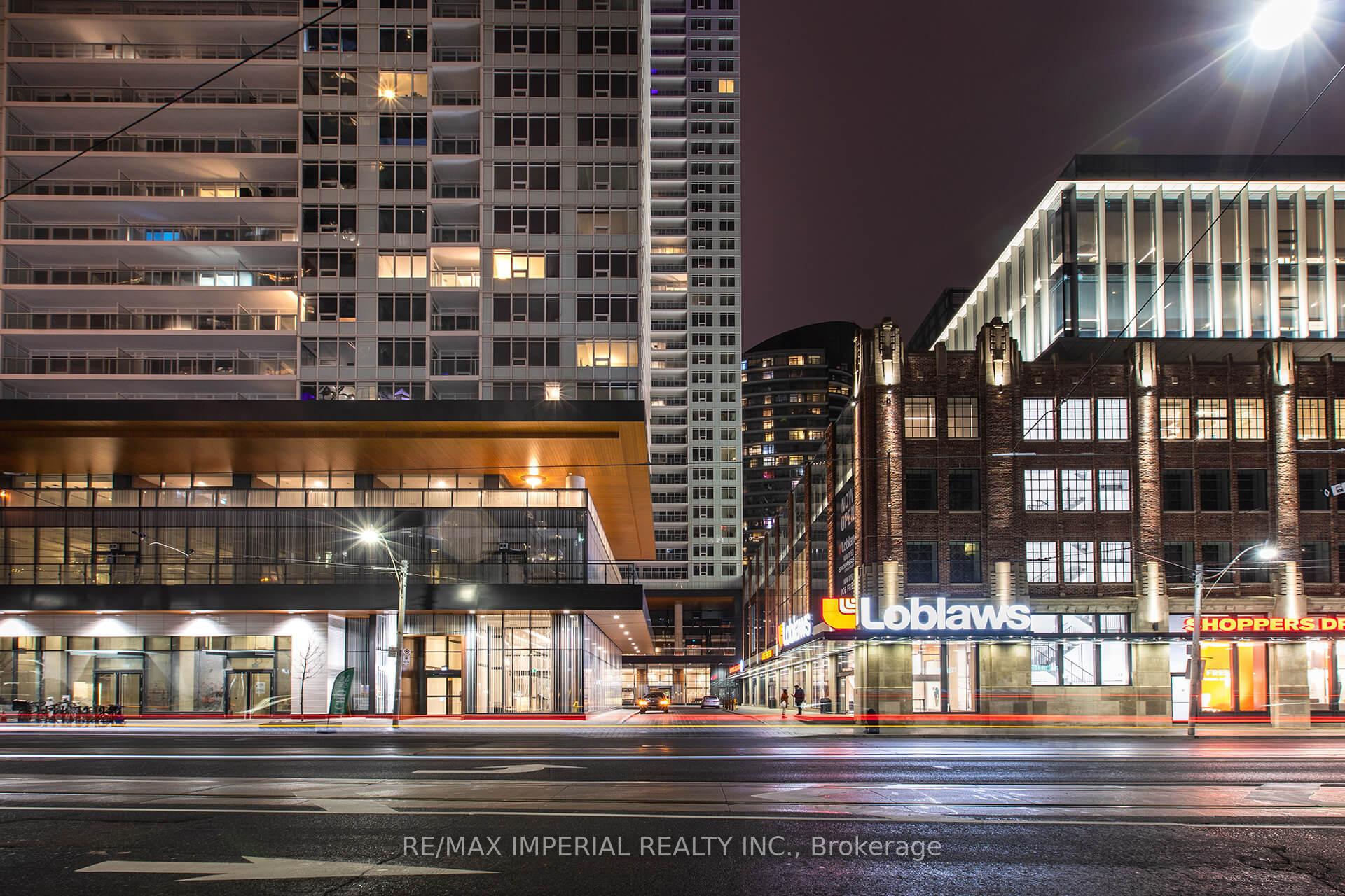 3 Bedrooms Condo at 19 Bathurst,  Toronto For sale