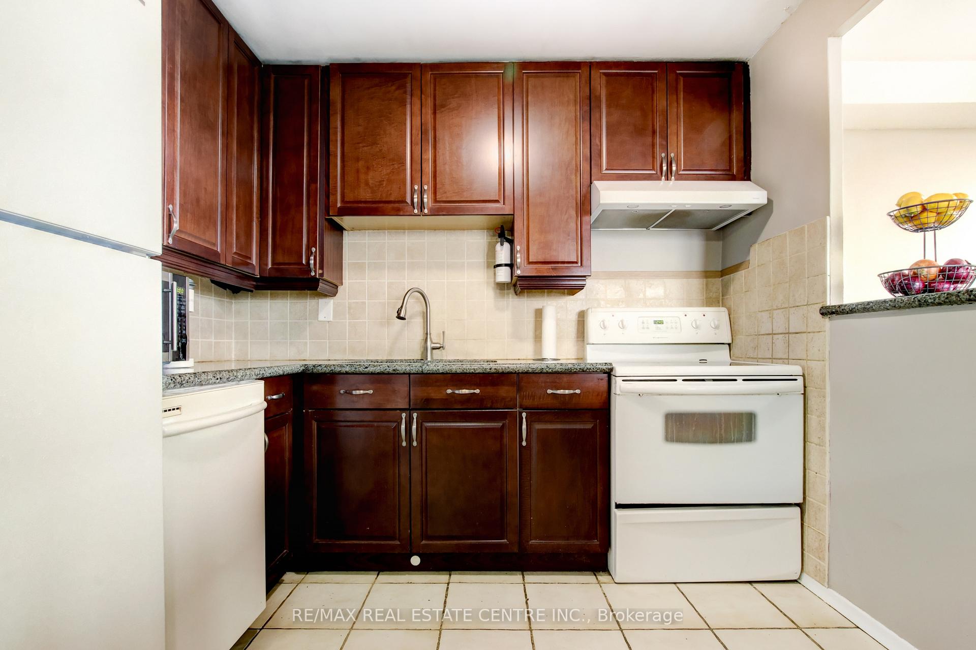 3 Bedrooms Condo at 2345 Confederation, Mississauga For sale