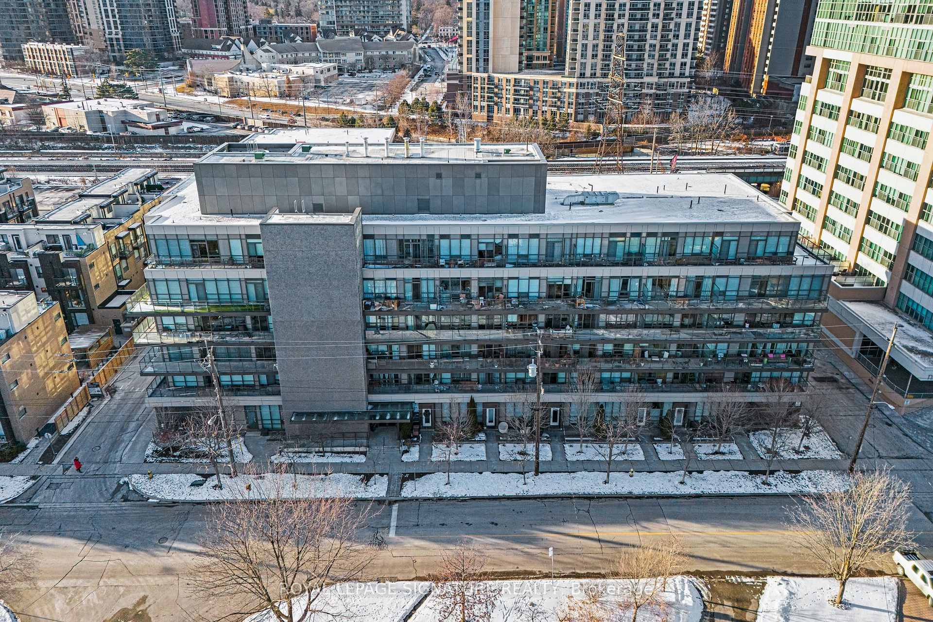 2 Bedrooms Condo at 8 Fieldway, Toronto For sale