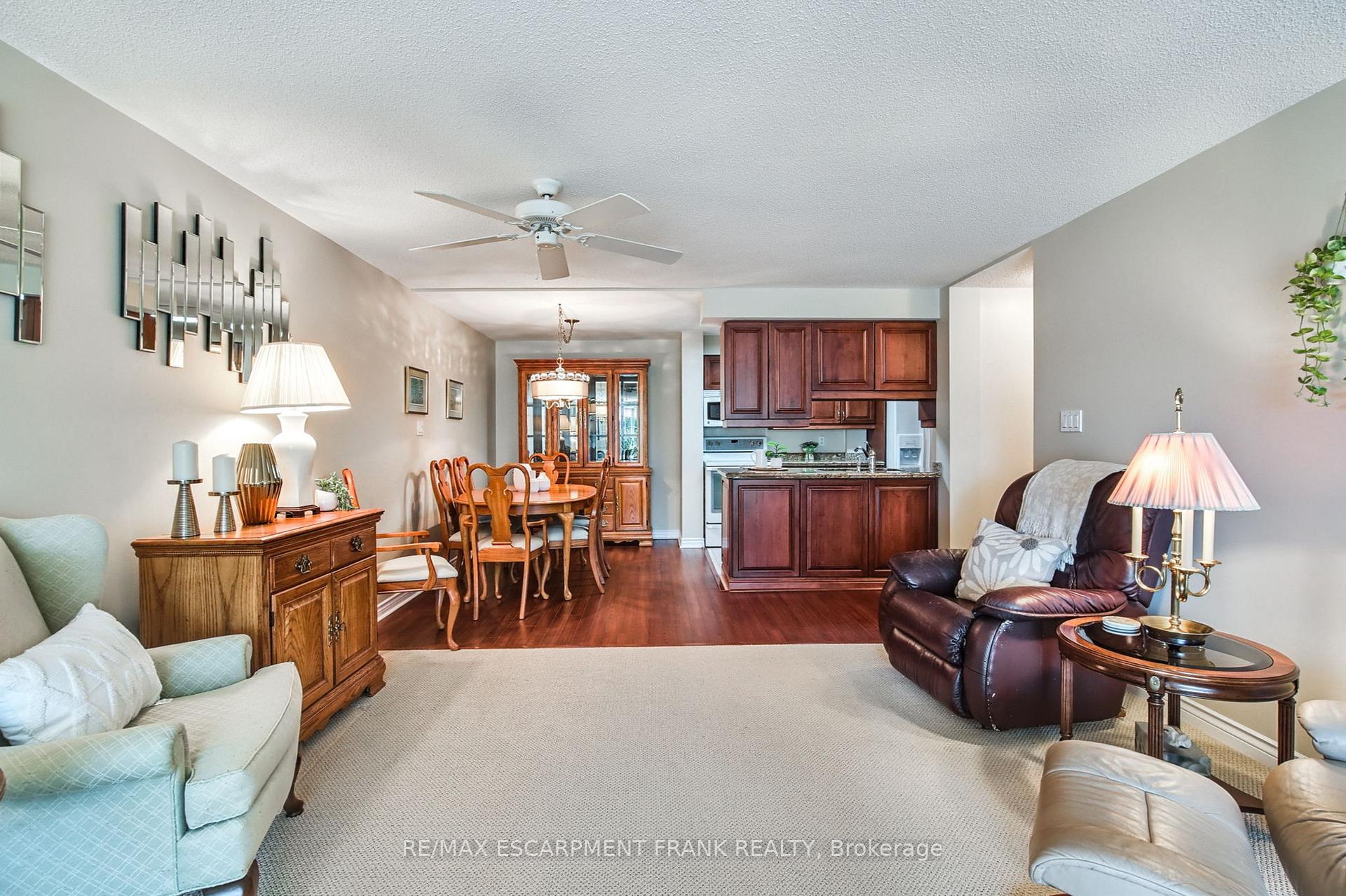 2 Bedrooms Condo at 970 Golf Links,  Hamilton For sale