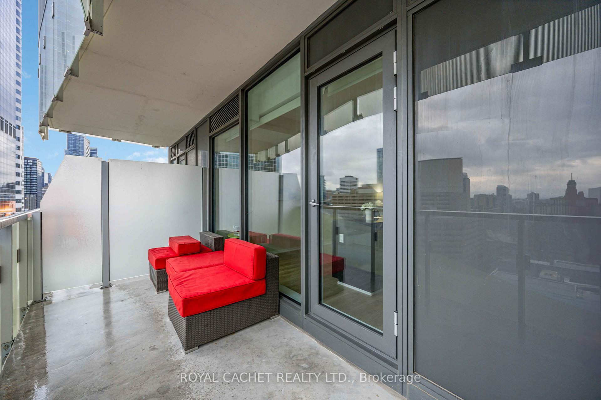 2 Bedrooms Condo at 197 Yonge,  Toronto For sale