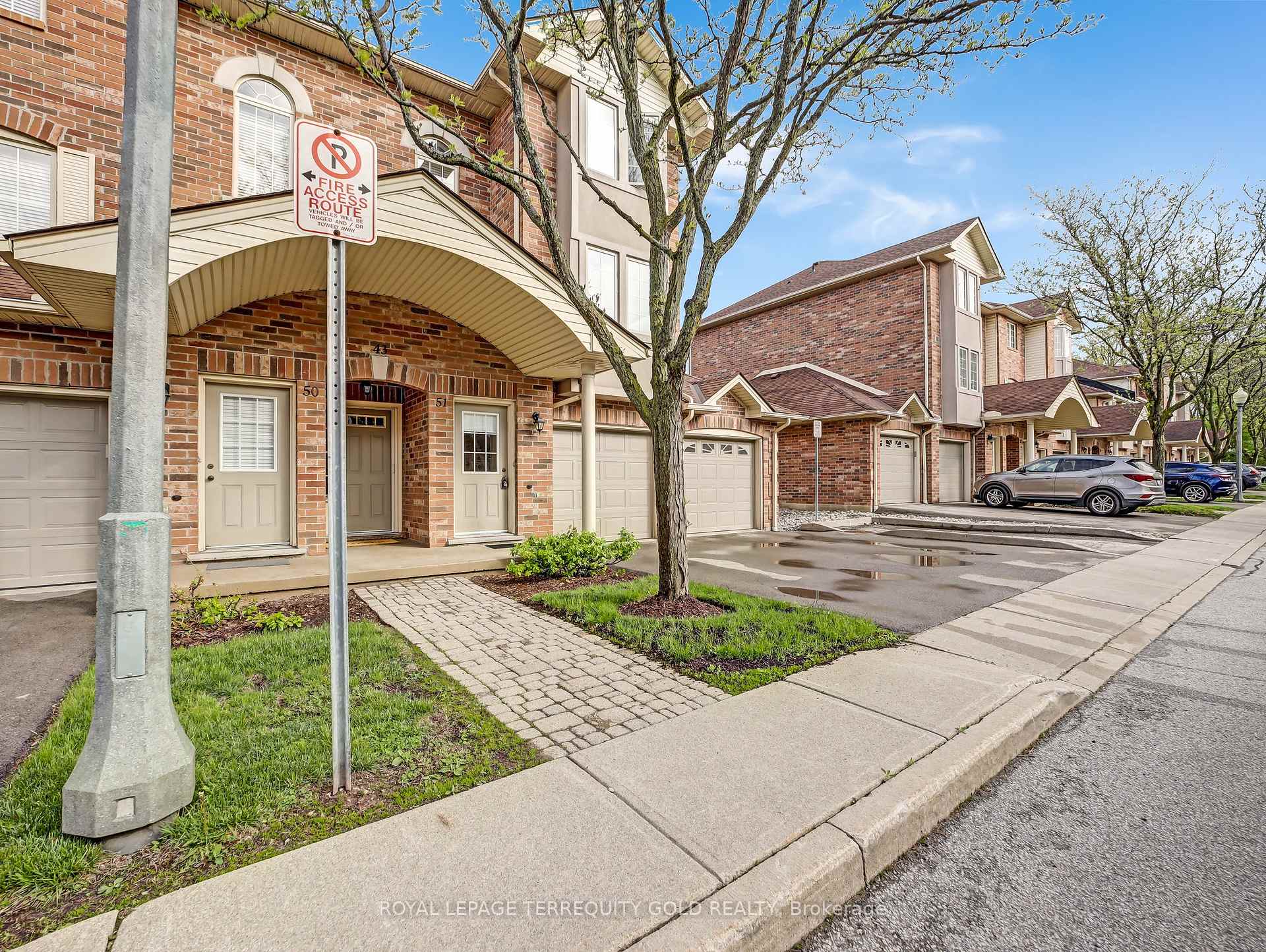 3 Bedrooms Condo at 4045 Upper Middle, Burlington For sale