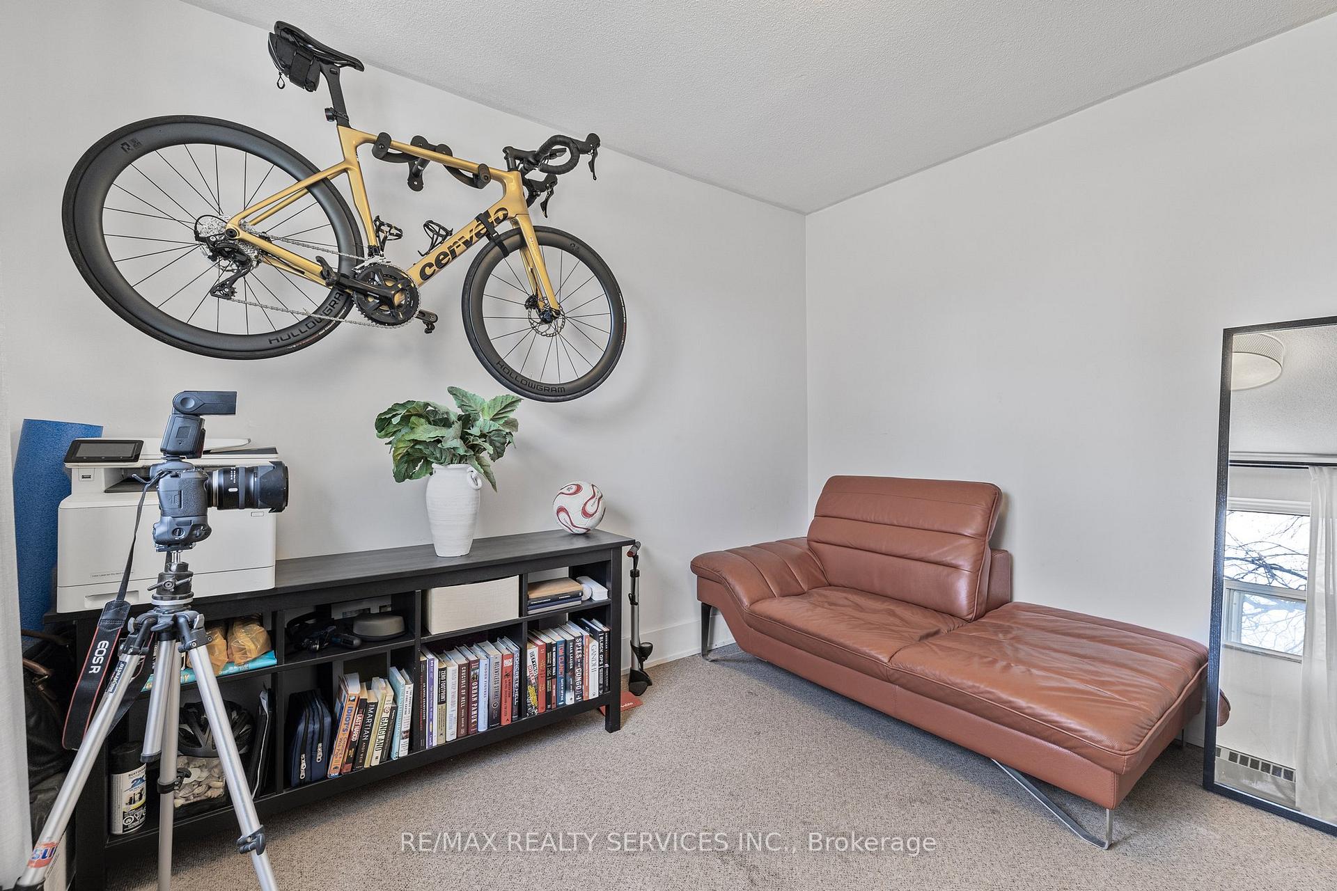 2 Bedrooms Condo at 15 Elizabeth, Mississauga For sale
