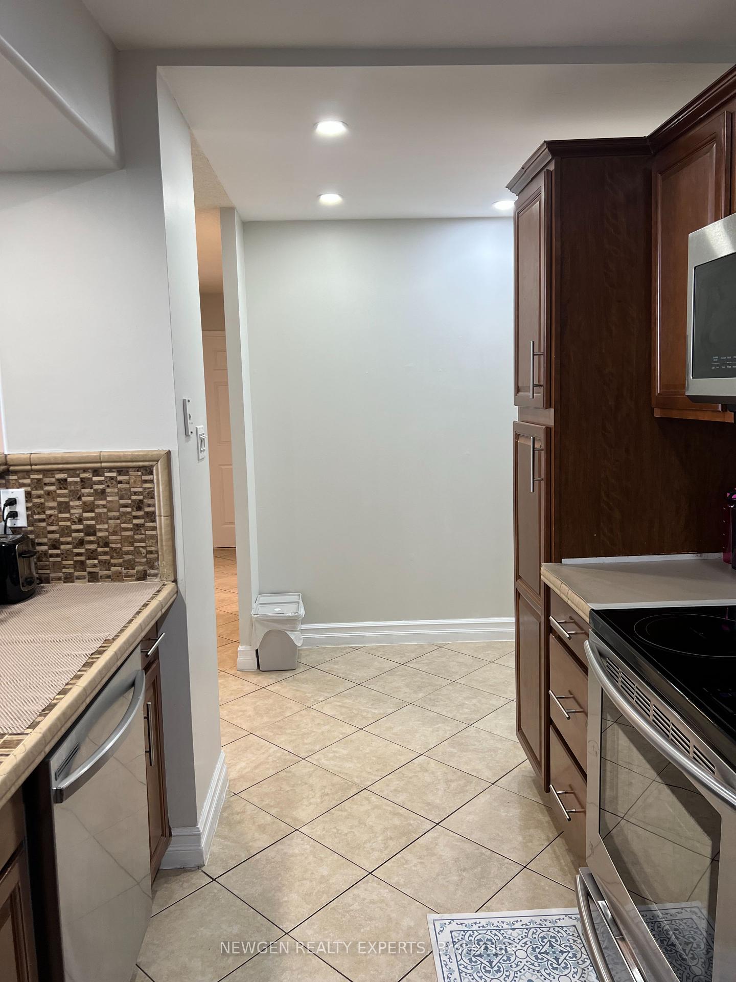 3 Bedrooms Condo at 550 Webb, Mississauga For sale