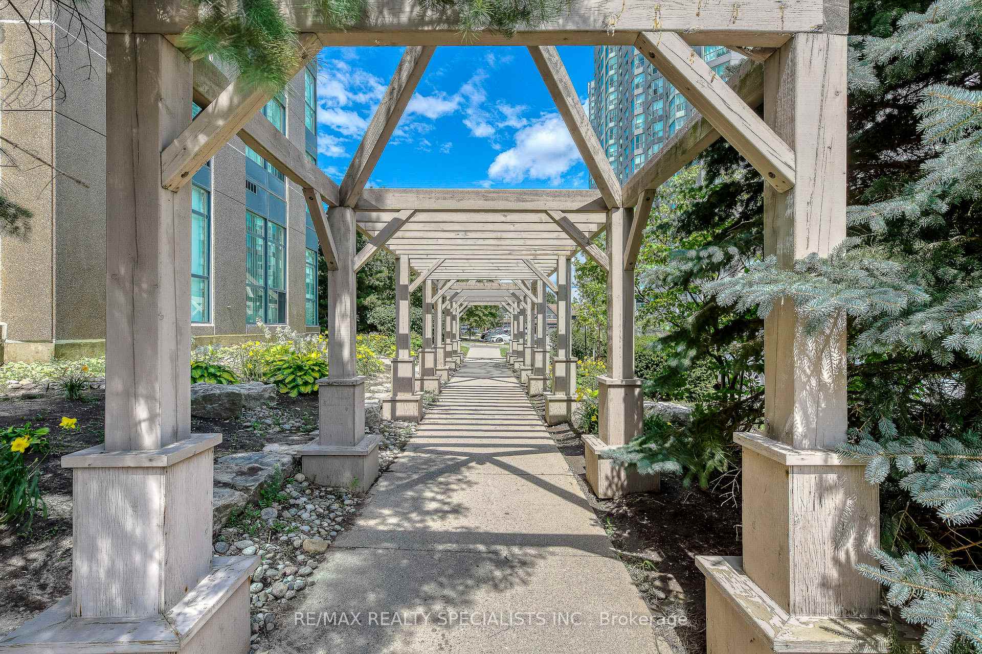 2 Bedrooms Condo at 2177 Burnhamthorpe, Mississauga For sale