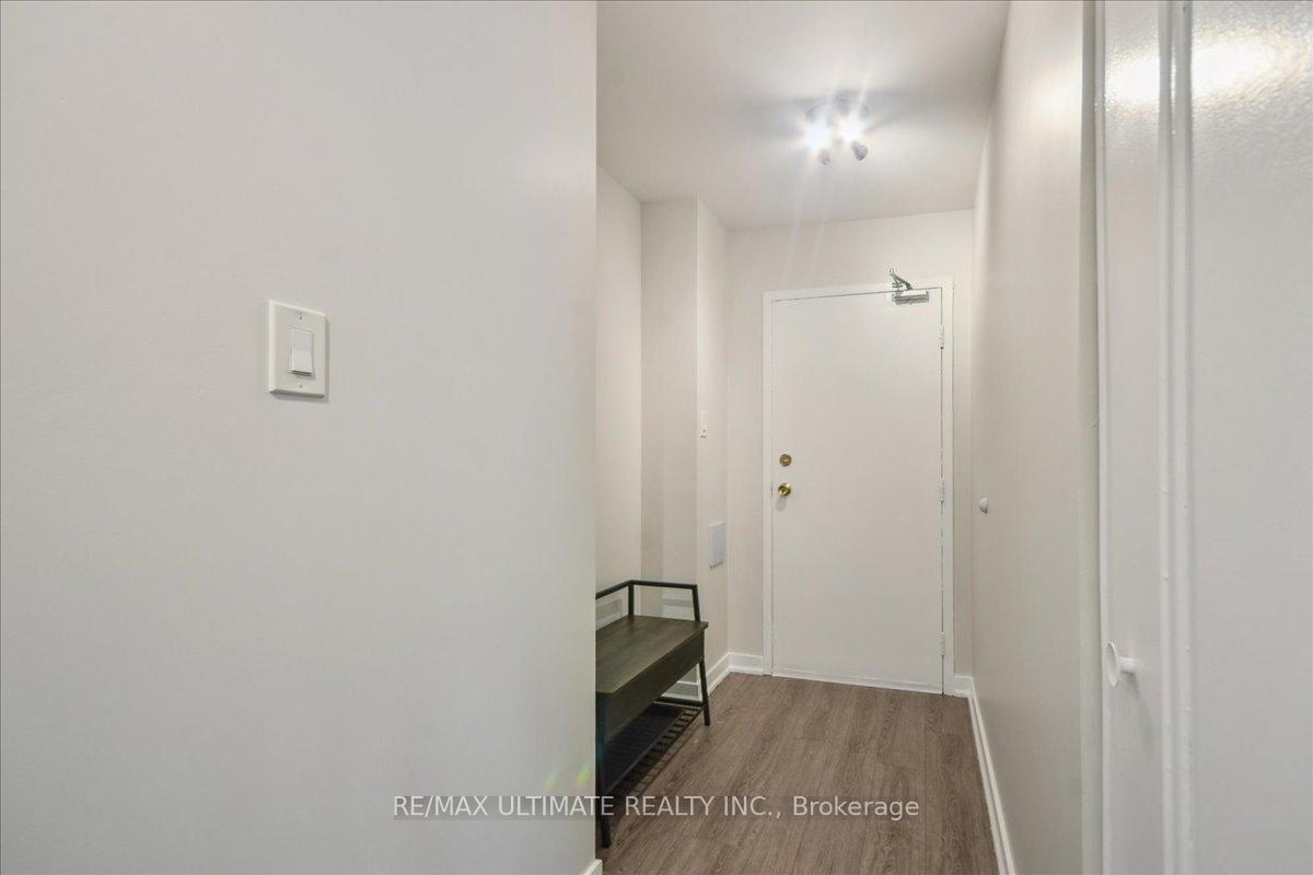 3 Bedrooms Condo at 2001 Bonnymede, Mississauga For sale