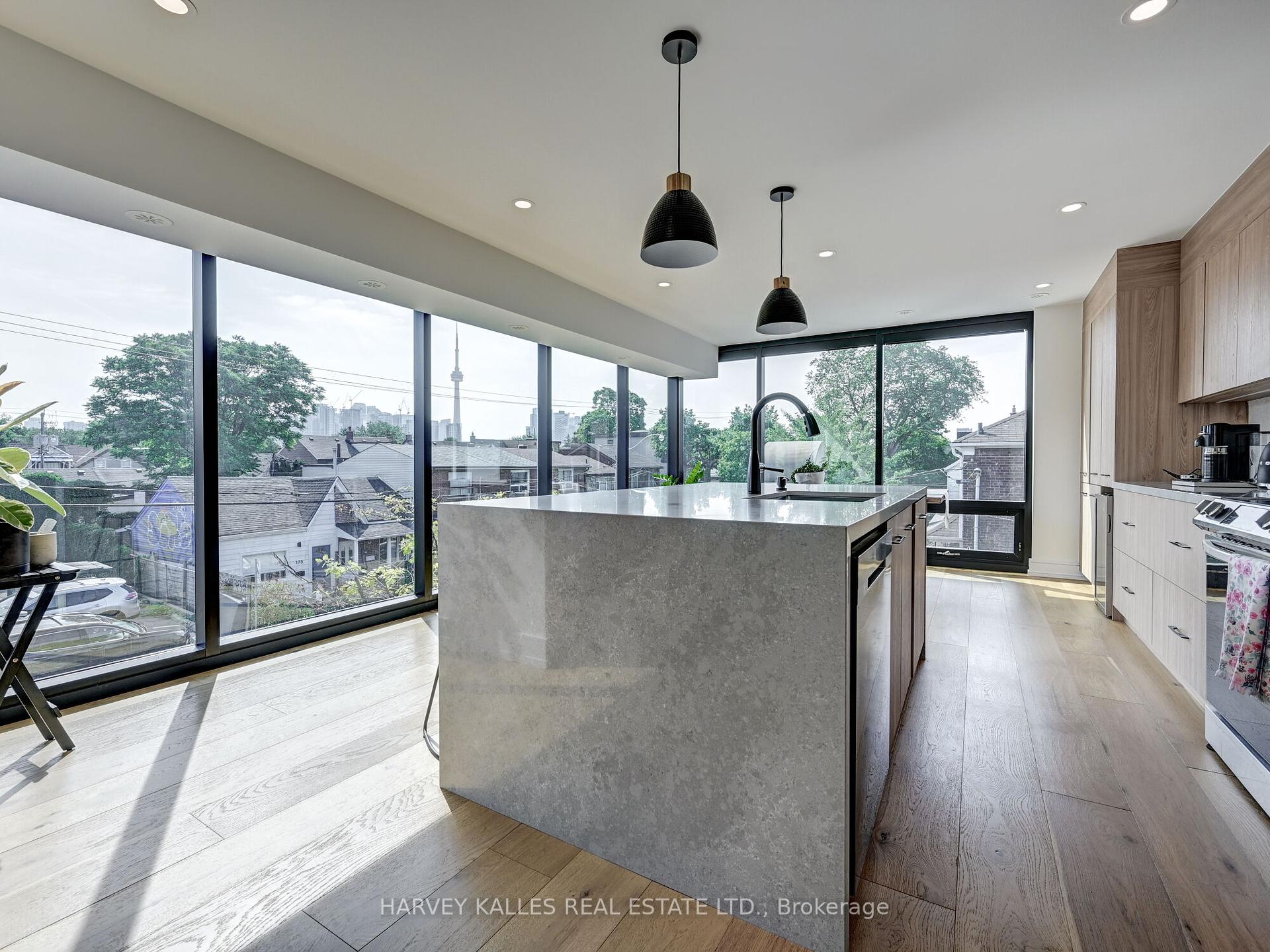 885 Dundas Street W Upper