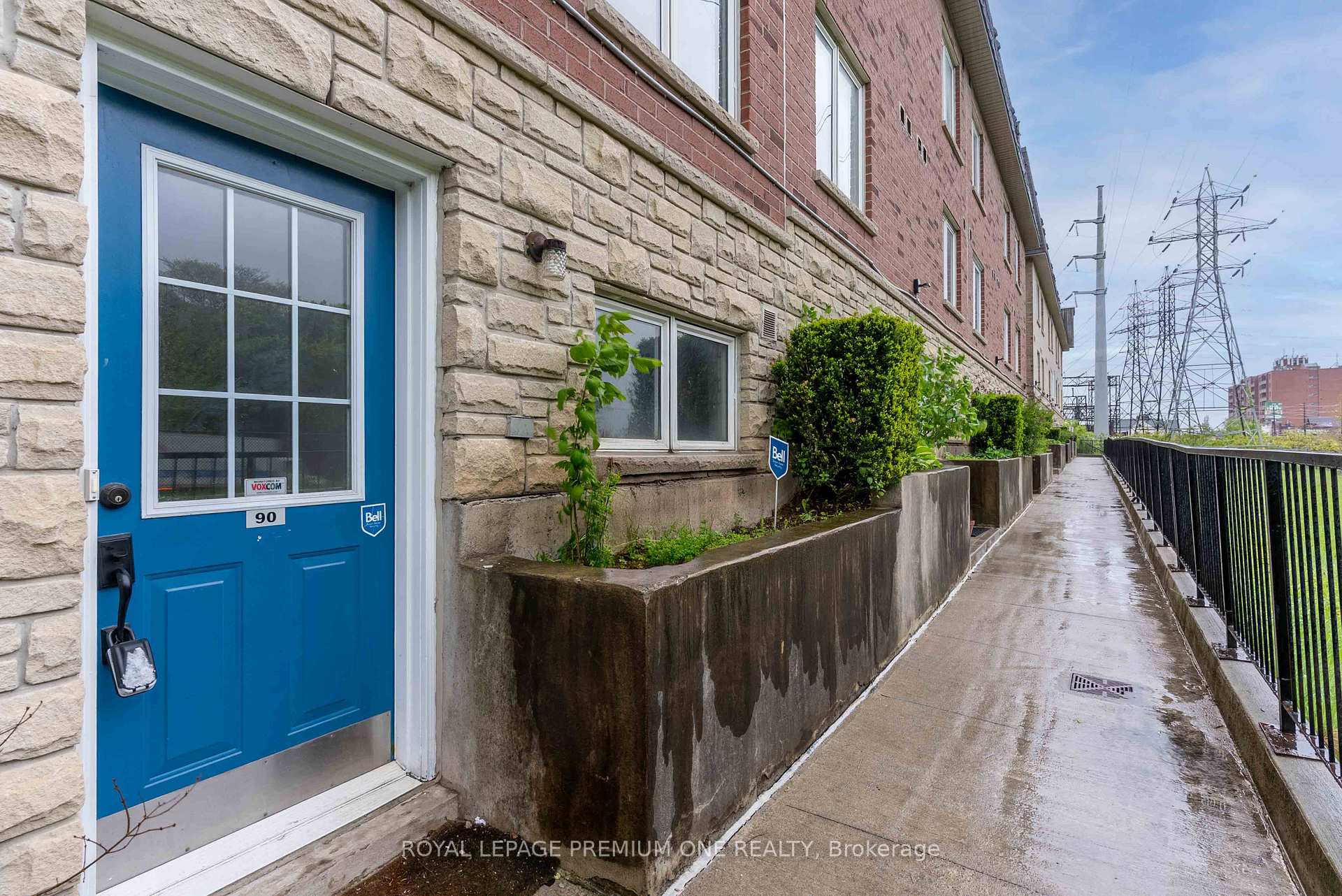 3 Bedrooms Condo at 65 Turntable, Toronto For sale