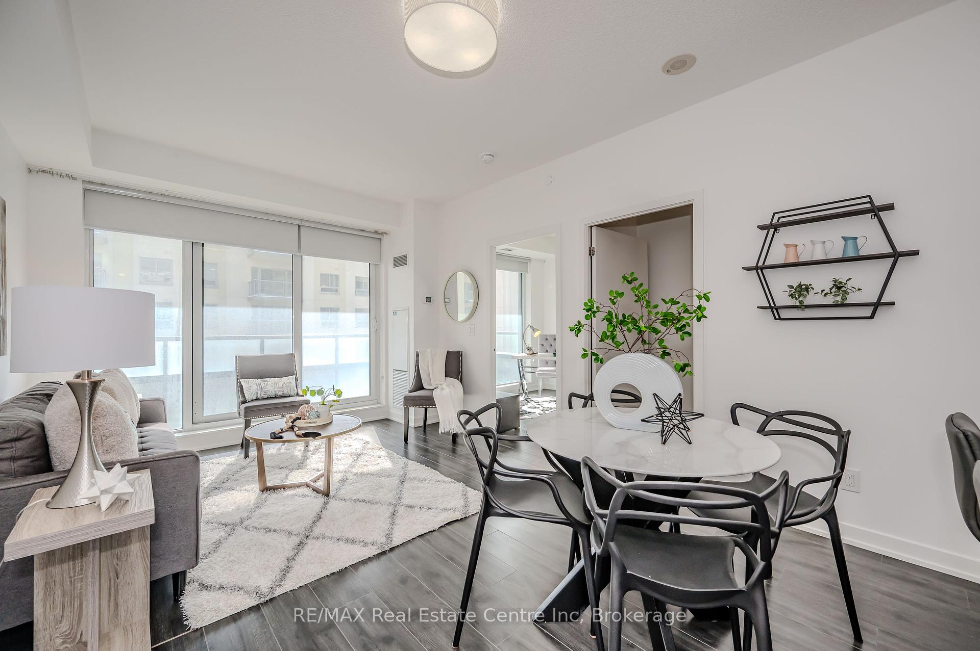 2 Bedrooms Condo at 18 Rean, Toronto For sale