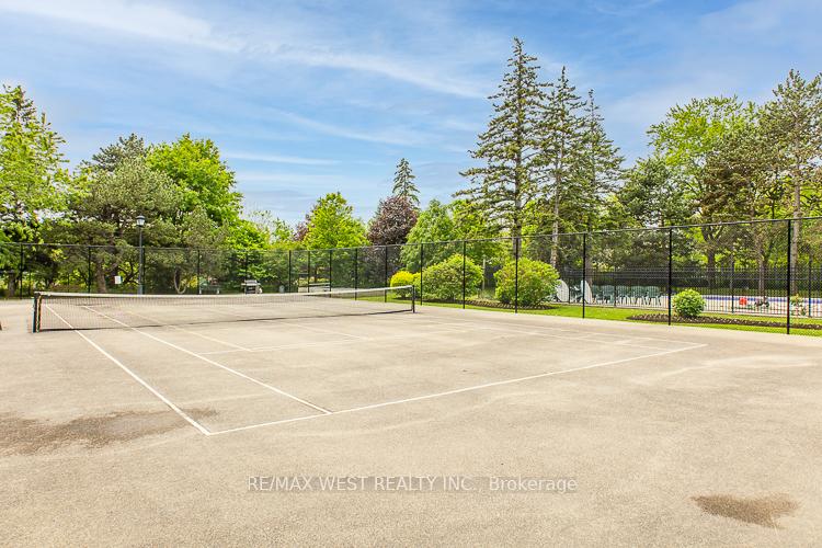 4 Bedrooms Condo at 61 Richview, Toronto For sale