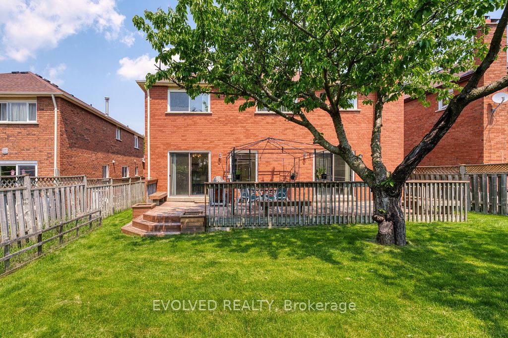 27 Hewlett Crescent