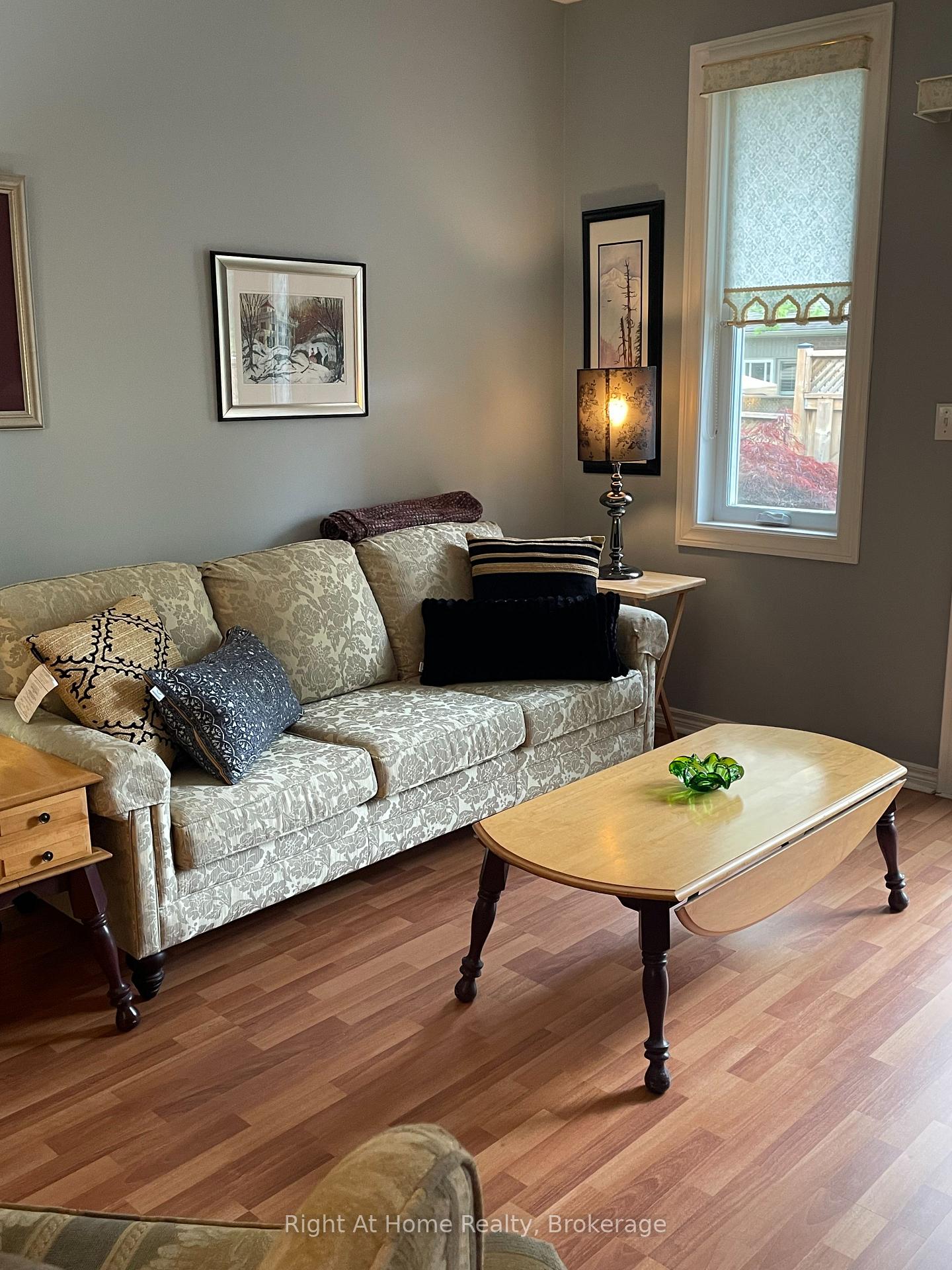 2 Bedrooms Condo at 84 Greentrail, Hamilton For sale