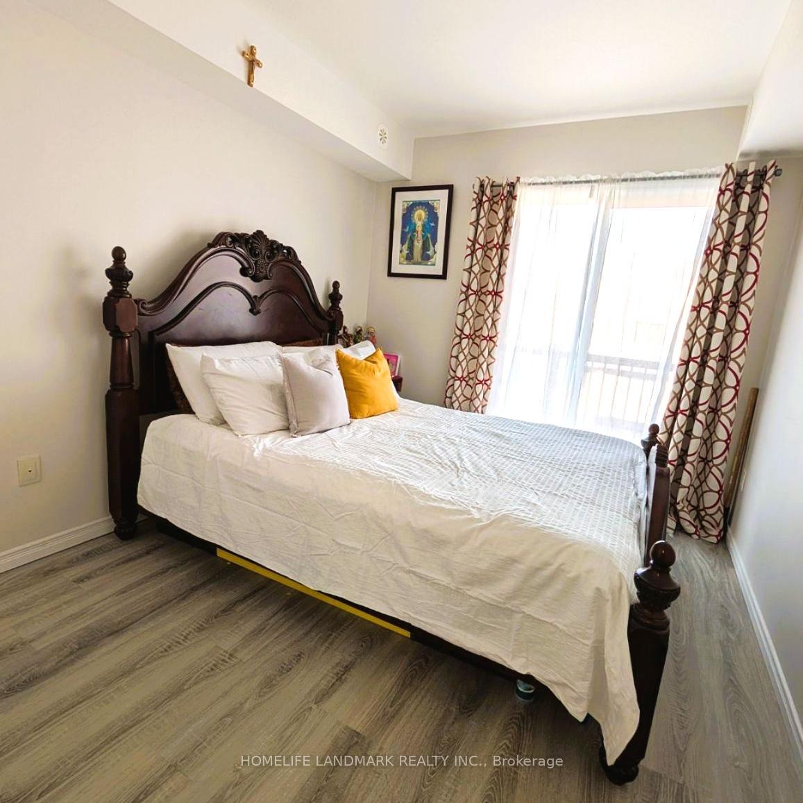 2 Bedrooms Condo at 80 Orchid Place,  Toronto For sale