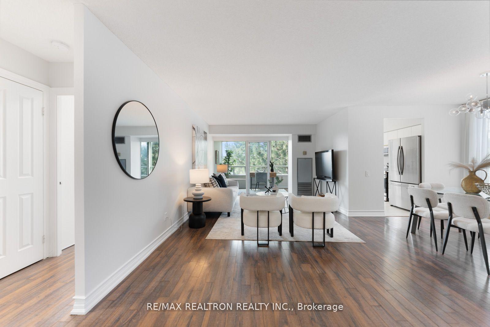 2 Bedrooms Condo at 110 Promenade, Vaughan For sale