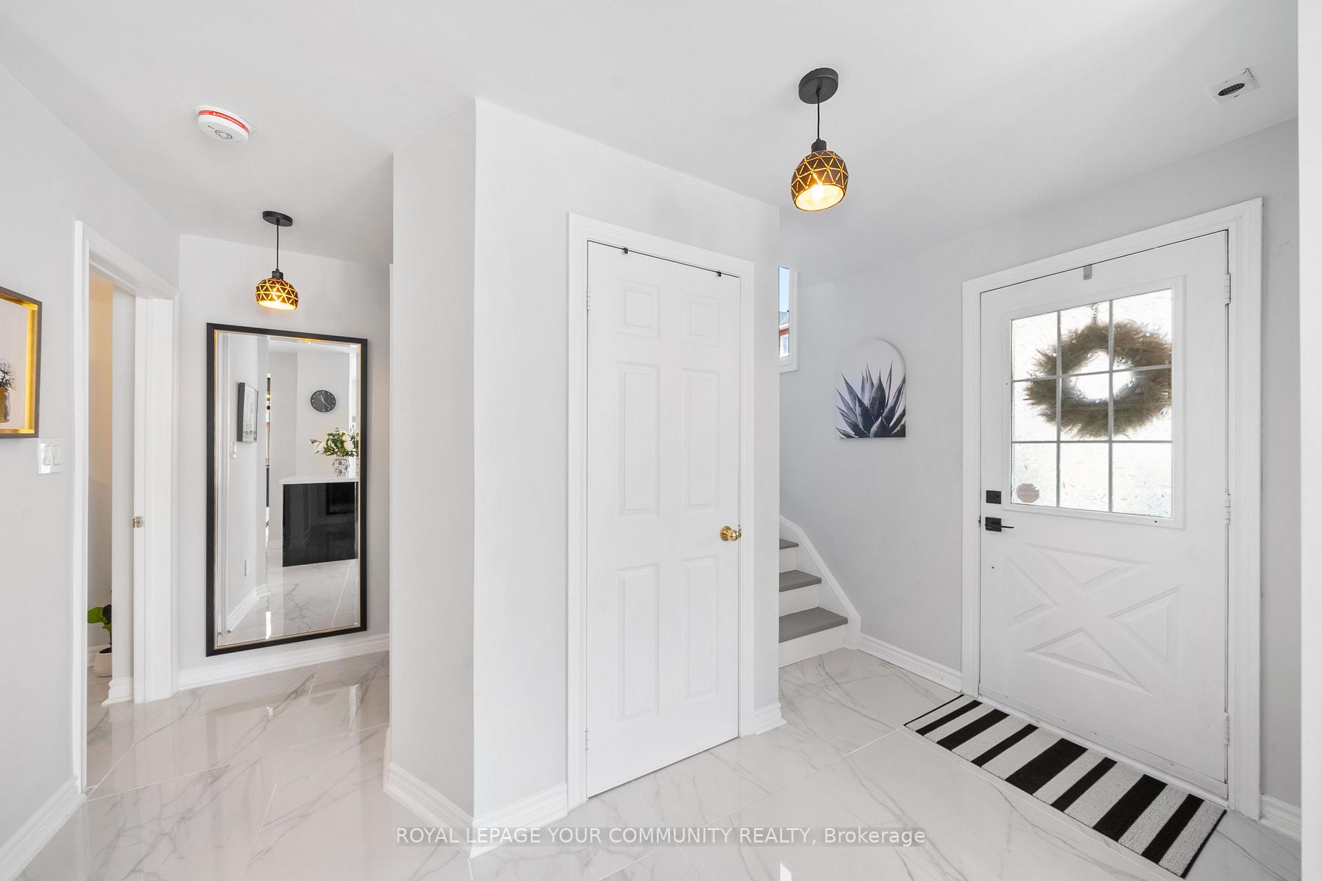 3 Bedrooms Condo at 151 Townsgate,  Vaughan For sale