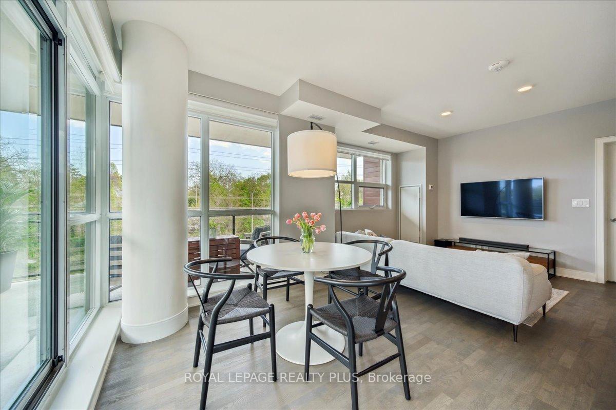 2 Bedrooms Condo at 1575 Lakeshore, Mississauga For sale