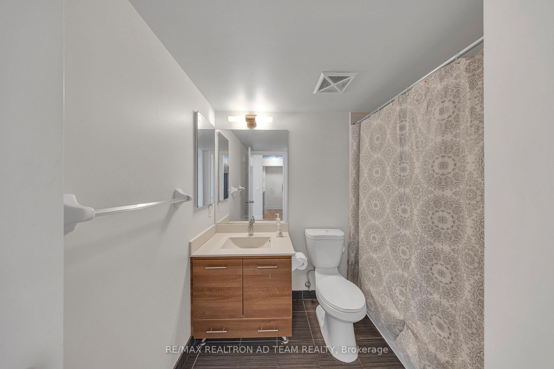 2 Bedrooms Condo at 125 Village Green, Toronto For sale