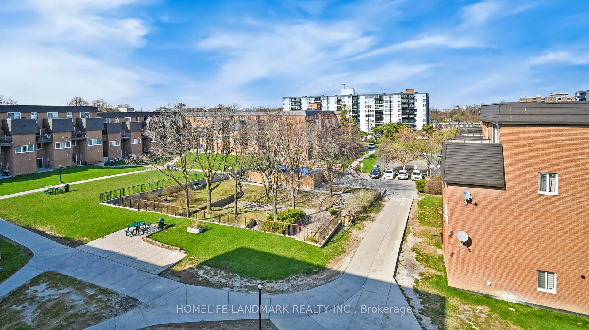 3 Bedrooms Condo at 1395 Williamsport, Mississauga For sale