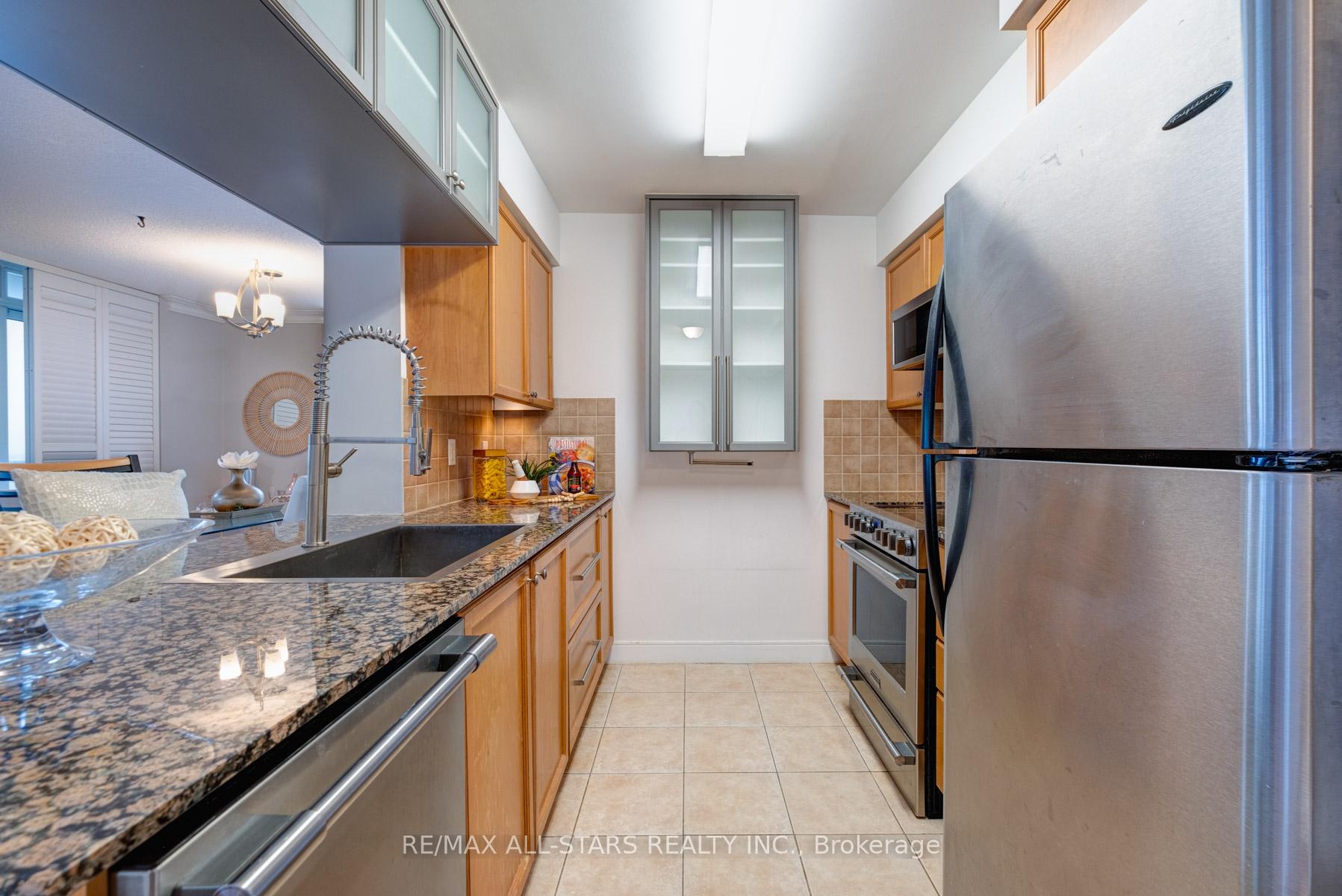 2 Bedrooms Condo at 35 Viking, Toronto For sale