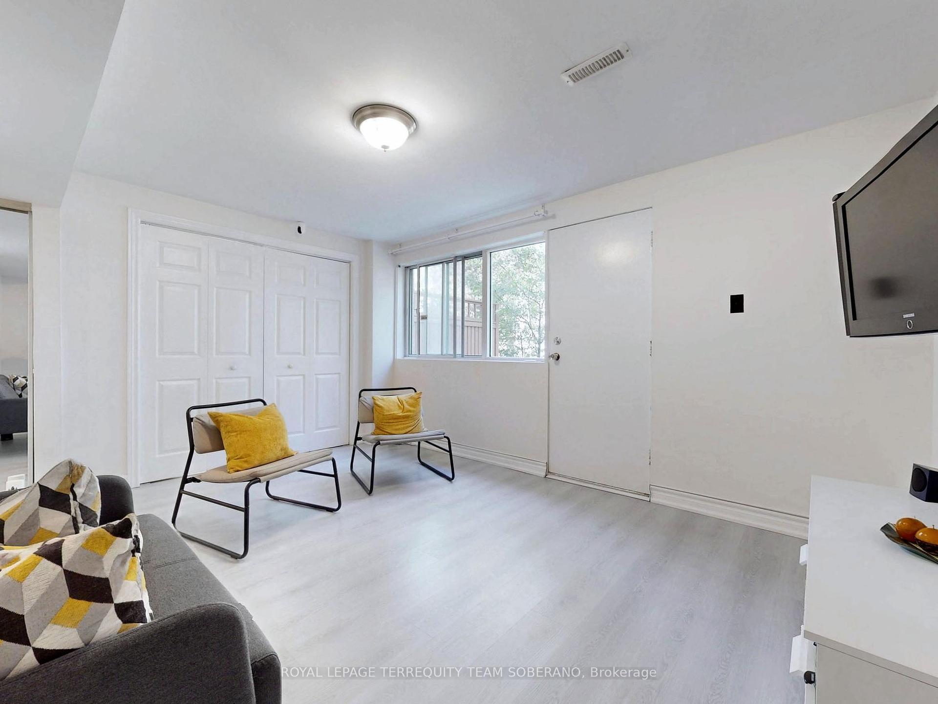 3 Bedrooms Condo at 8 Village Greenway, Toronto For sale