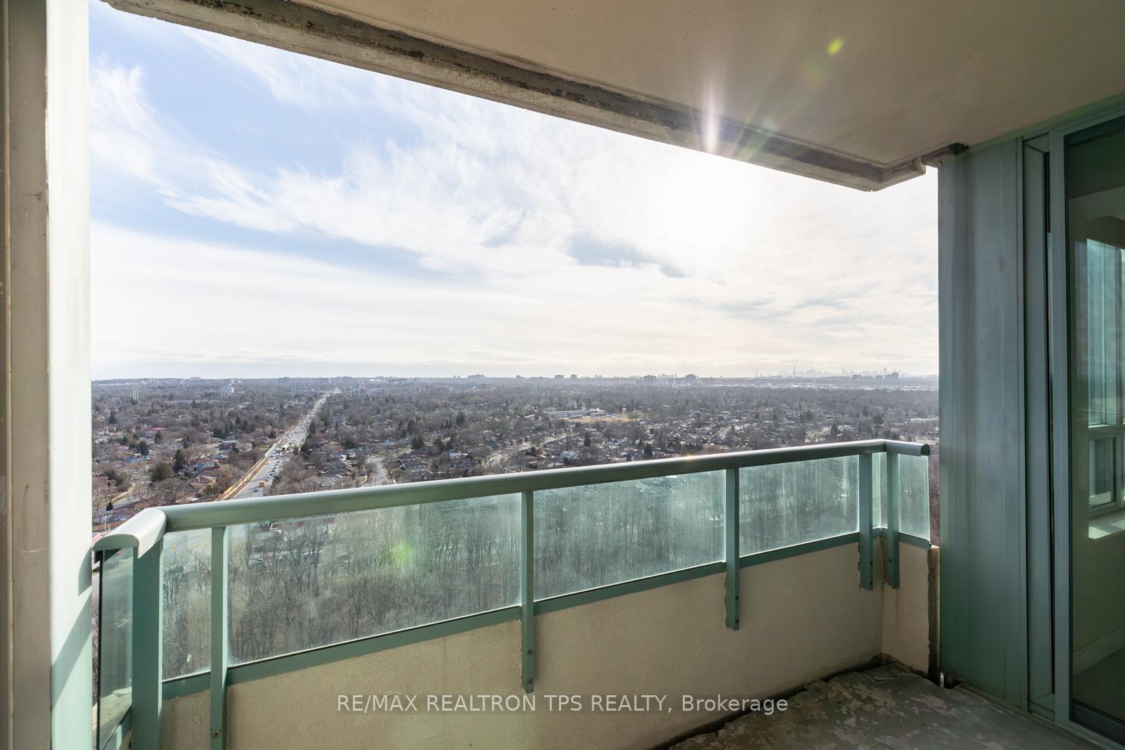 3 Bedrooms Condo at 61 Town Centre, Toronto For sale