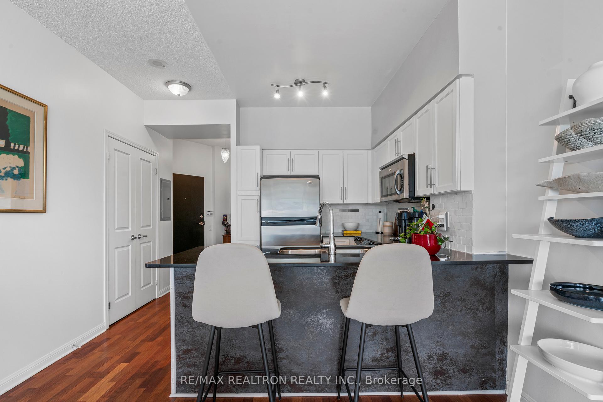 2 Bedrooms Condo at 15 Windermere, Toronto For sale