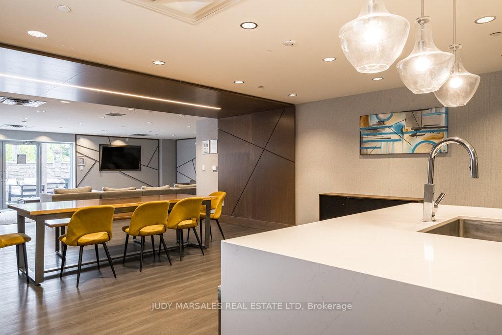 2 Bedrooms Condo at 16 Markle,  Hamilton For sale