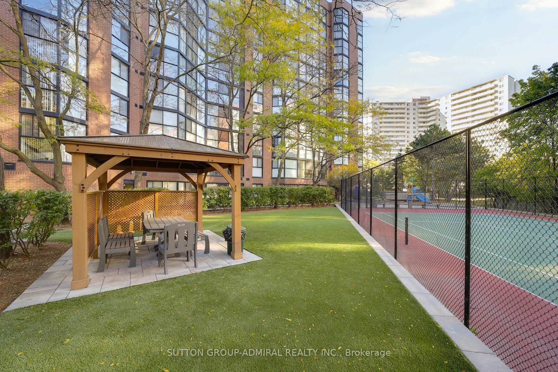 2 Bedrooms Condo at 2091 Hurontario, Mississauga For sale