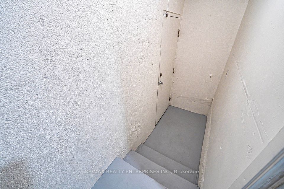 https://trreb-image.ampre.ca/WkxmHJMUuYJR3xhWtEoc9RYC5_zoUH0Qfj8eBn8HrFk/rs:fit:960:960/wm:.5:so:0:50:.4/wmsh:10/wmt:PHNwYW4gZm9yZWdyb3VuZD0nd2hpdGUnIGZvbnQ9JzY4Jz5SRS9NQVggUkVBTFRZIEVOVEVSUFJJU0VTIElOQy4sIEJyb2tlcmFnZTwvc3Bhbj4/L3RycmViL2xpc3RpbmdzLzQwLzgyLzk0LzU4L3AvOGM4MDU4M2YtMDBkZi00NzE0LTkyNWMtM2Q1YjNmNTMxZWQxLmpwZw.jpg