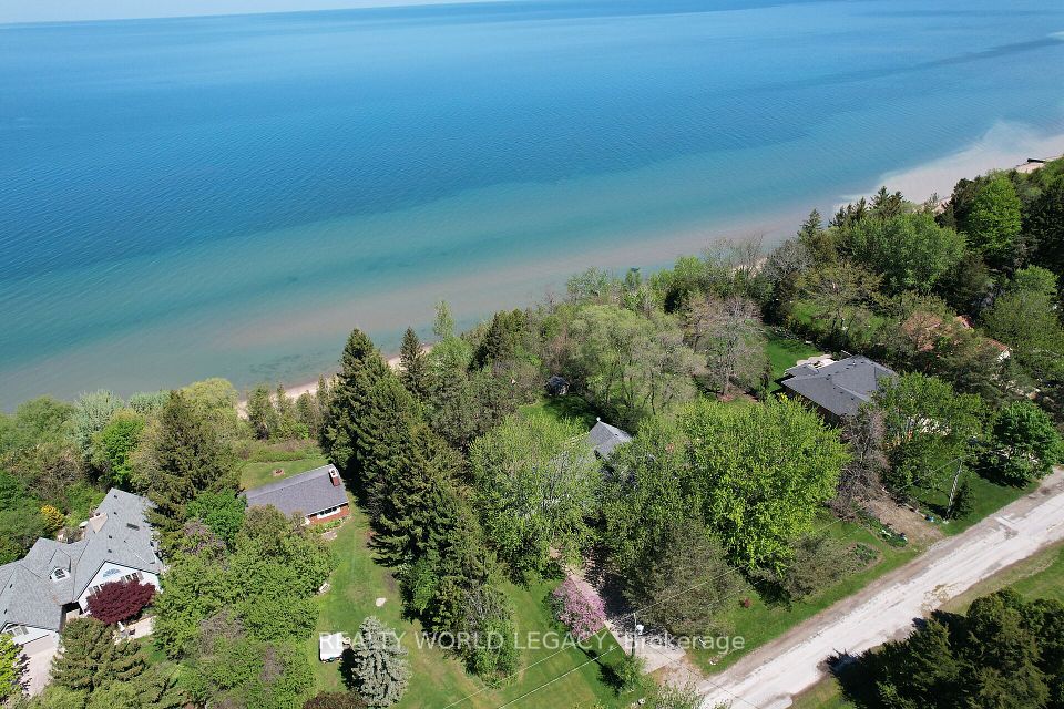 4718 Lakeside Street, Plympton-Wyoming, ON N0N 1J6