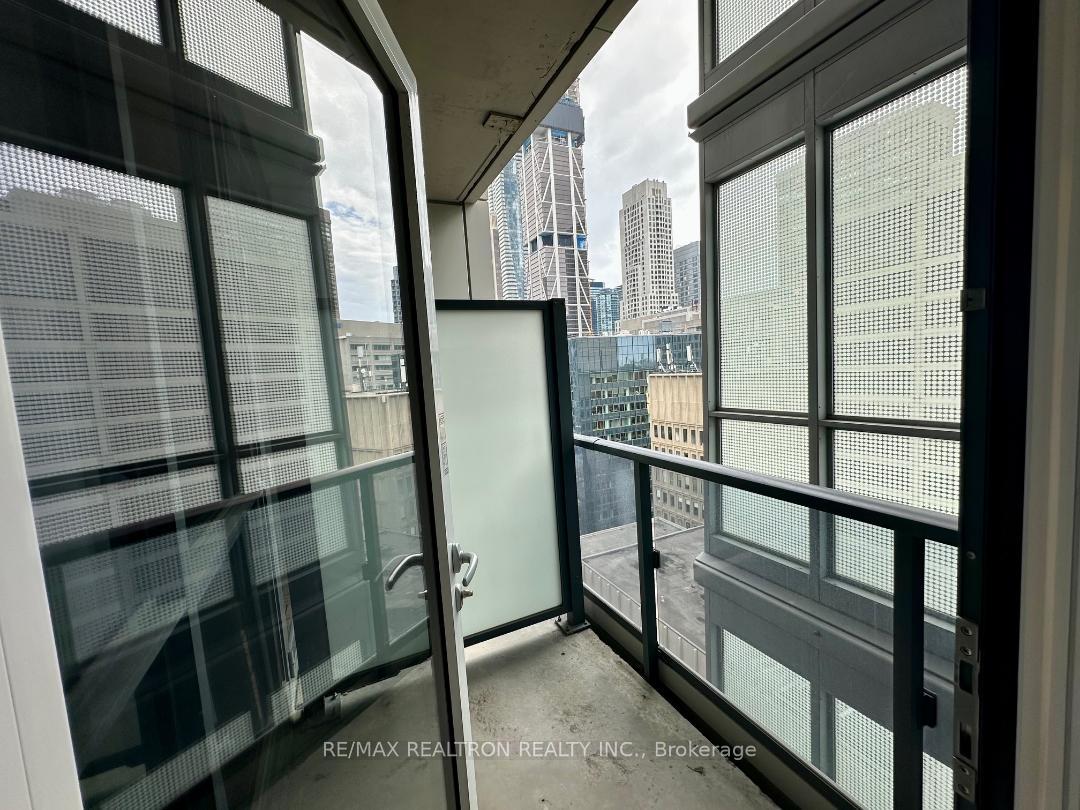 2 Bedrooms Condo at 88 Cumberland, Toronto For sale