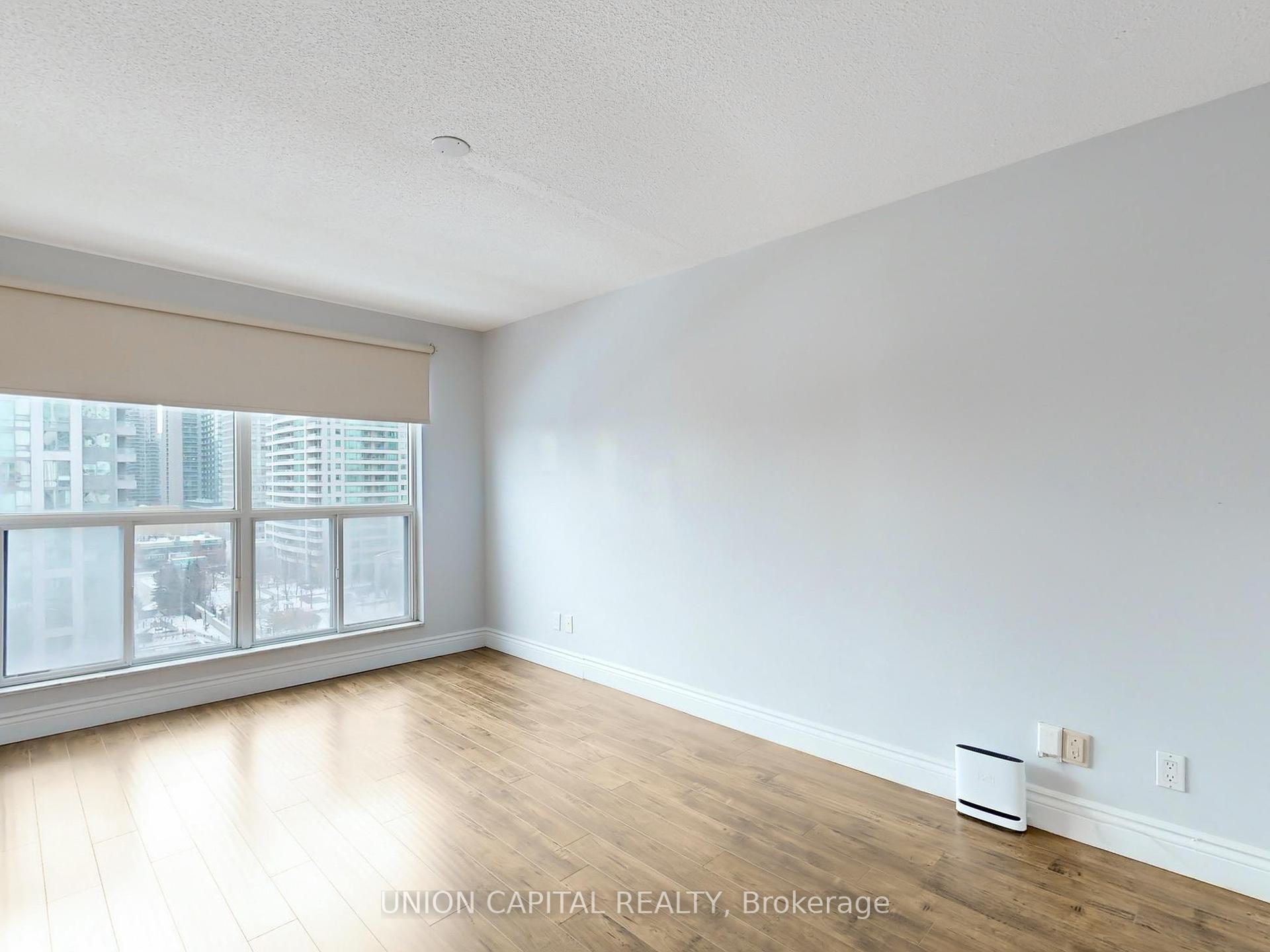 3 Bedrooms Condo at 28 Hollywood, Toronto For sale