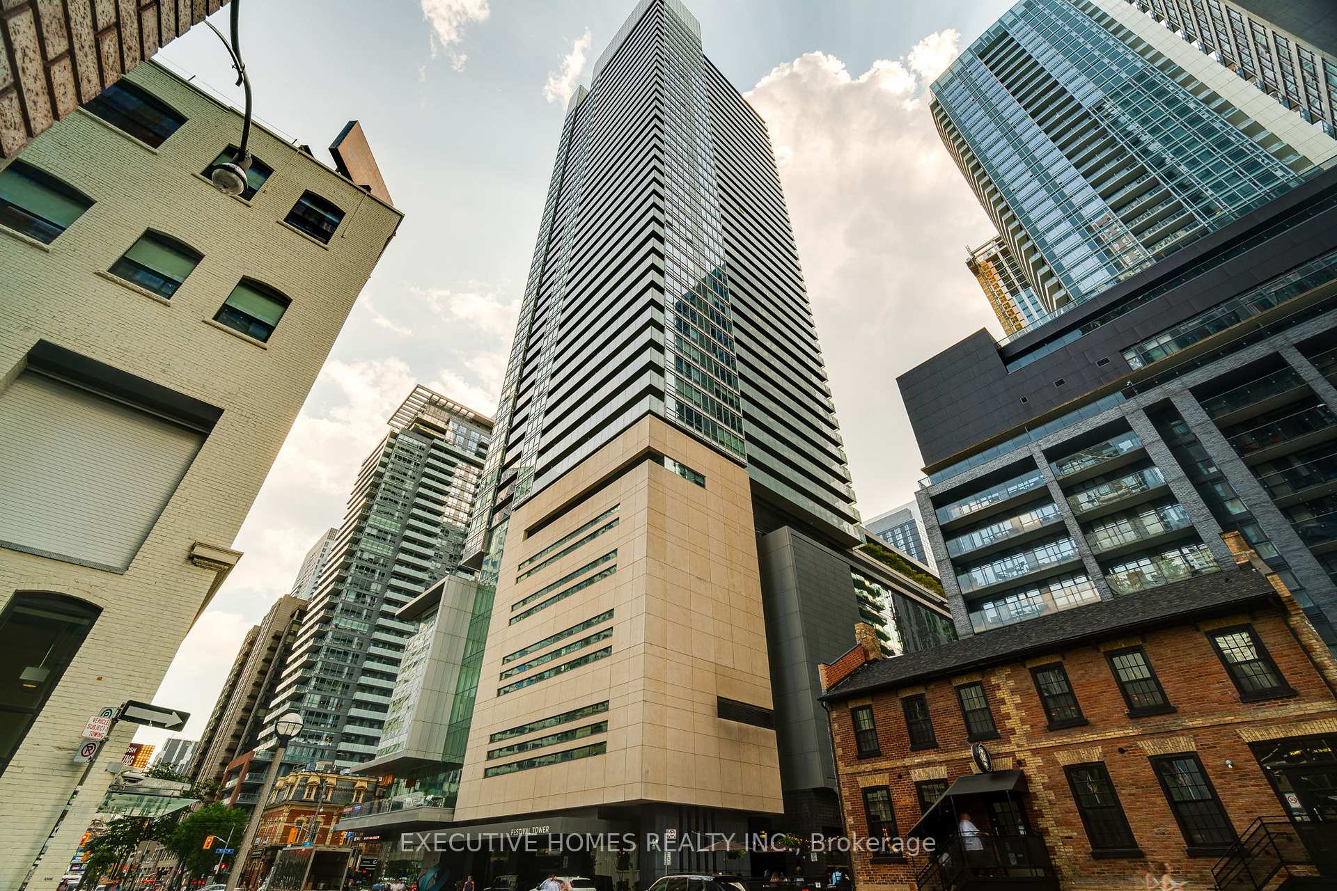 2 Bedrooms Condo at 80 John,  Toronto For sale