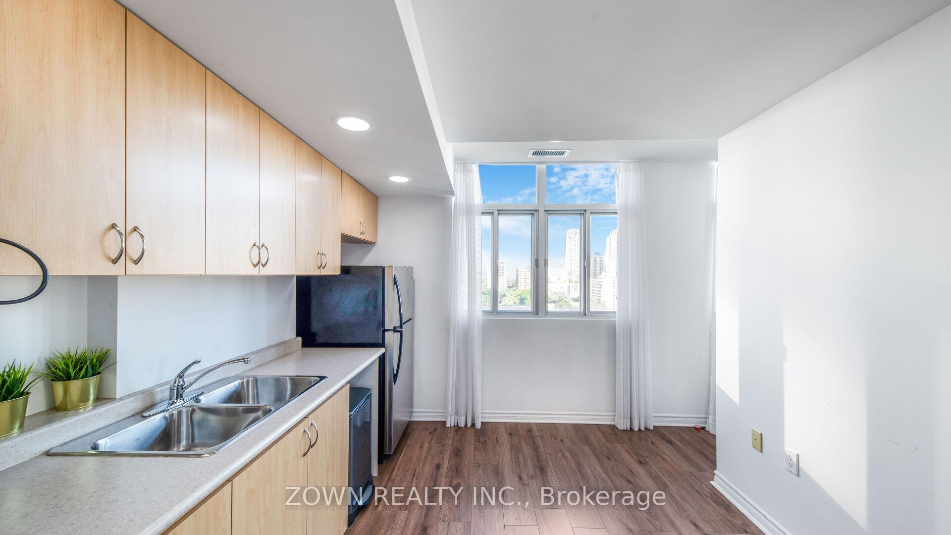 3 Bedrooms Condo at 15 Maplewood, Toronto For sale
