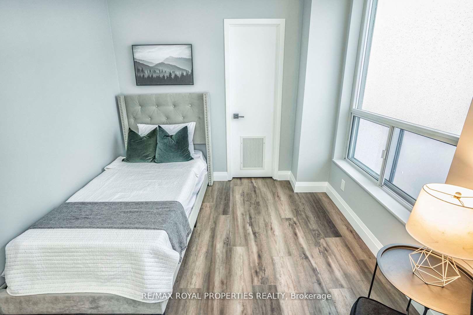 3 Bedrooms Condo at 38 Lee Centre,  Toronto For sale