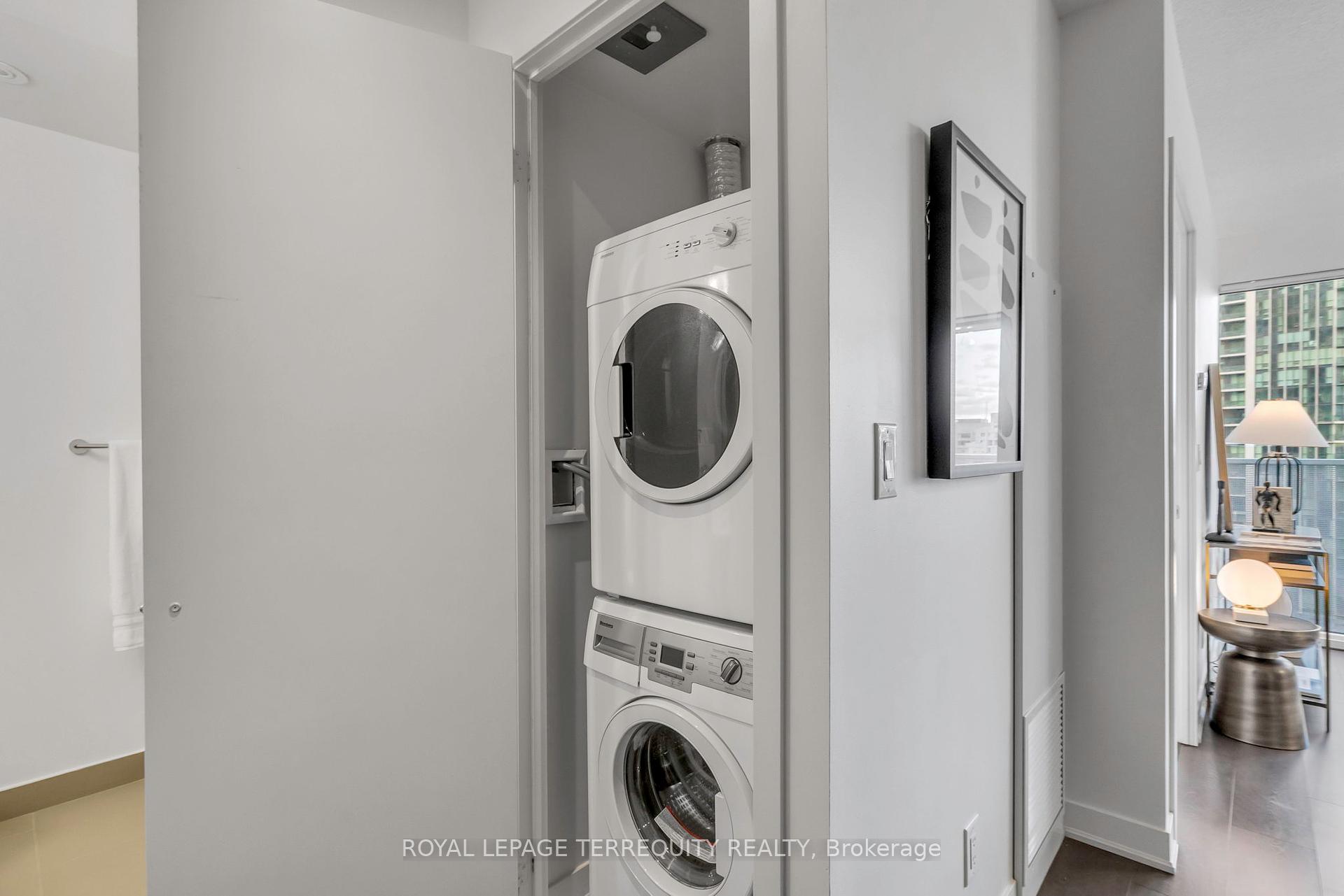 1 Bedroom Condo at 88 Harbour, Toronto For sale