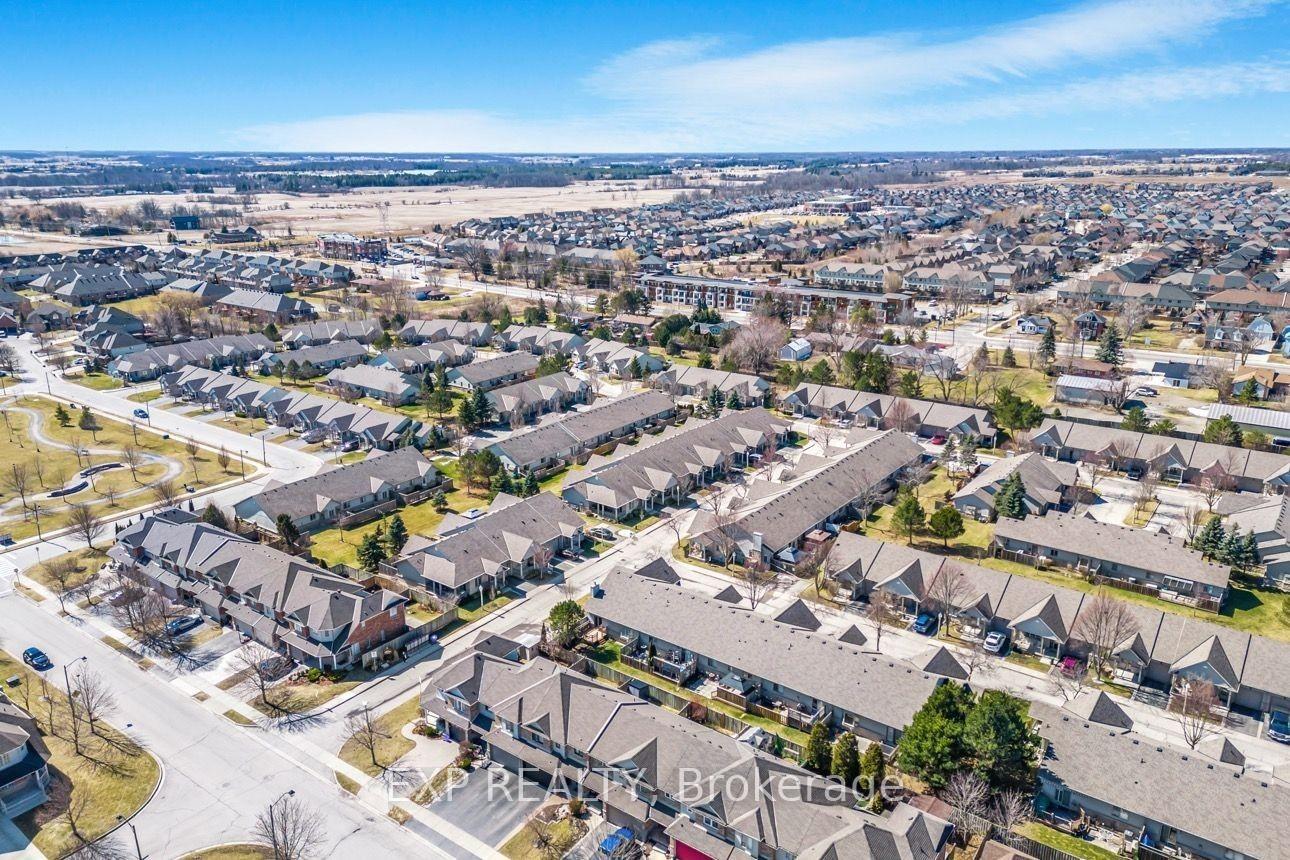 2 Bedrooms Condo at 34 Southbrook, Hamilton For sale
