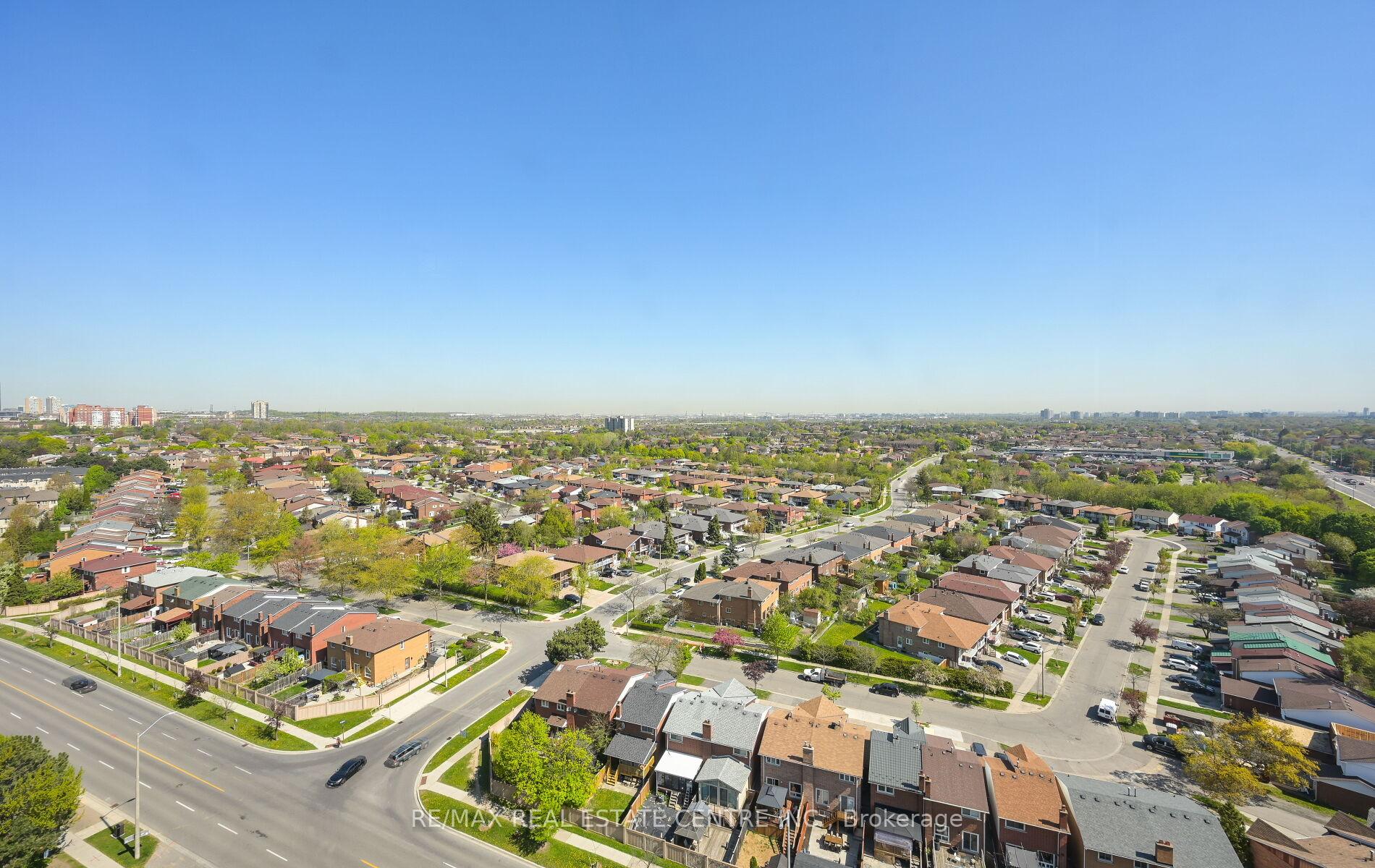 3 Bedrooms Condo at 200 Robert Speck, Mississauga For sale
