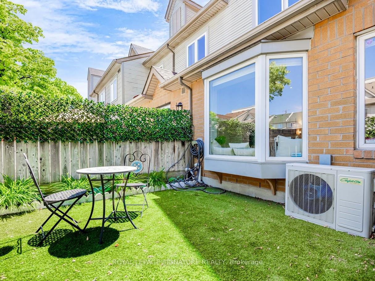 3 Bedrooms Condo at 1211 Parkwest, Mississauga For sale