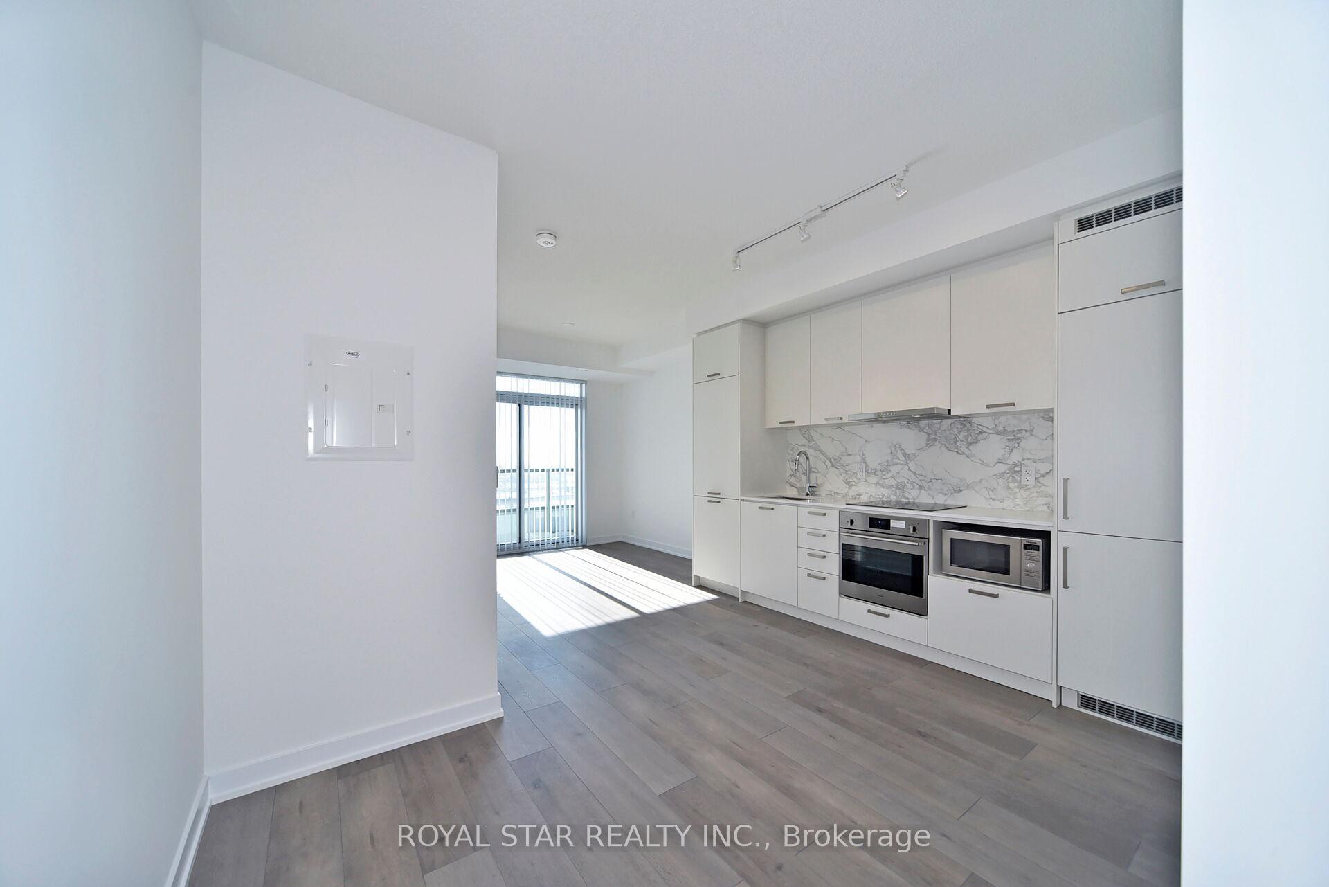 2 Bedrooms Condo at 10 Honeycrisp, Vaughan For sale