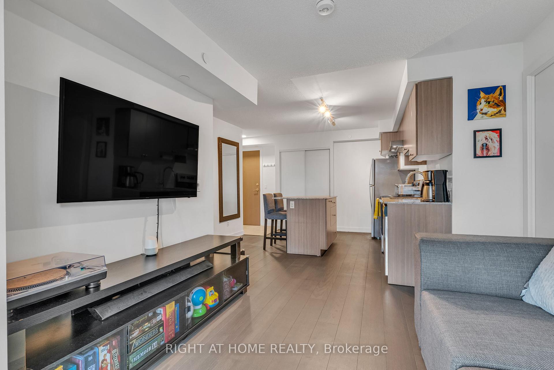 2 Bedrooms Condo at 10 Wilby, Toronto For sale