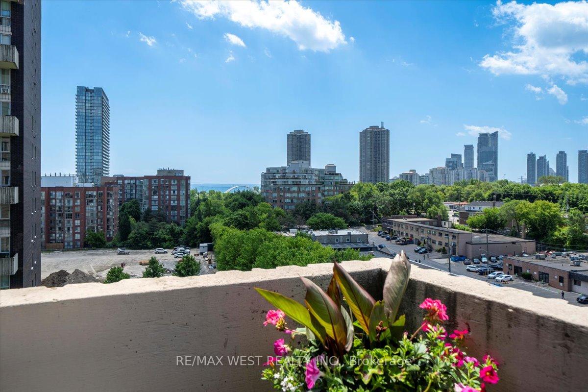 3 Bedrooms Condo at 35 Ormskirk, Toronto For sale